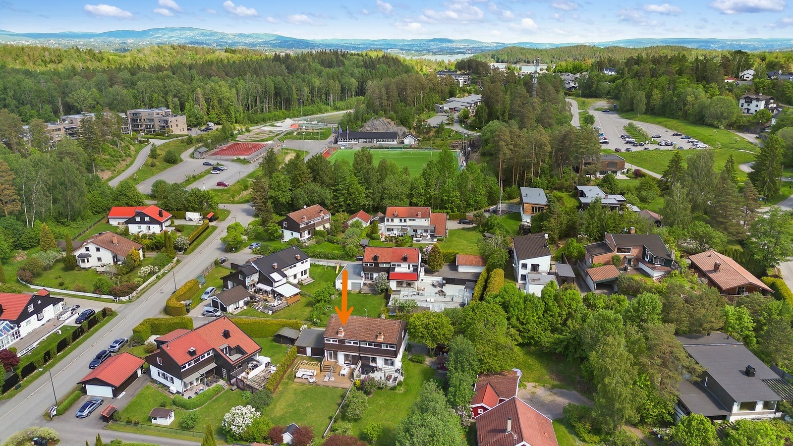 I bakgrunnen sees Nesøya idrettslag (NIL) sitt anlegg, som ligger kun ca. 300 meter fra eiendommen, med diverse aktiviteter som bl.a. 2 kunstgressbaner, 6 tennisbaner hvorav 3 i innendørs helårs boblehall, løpebaner, skatepark, basketballbane og Tuftepark Galleribilde