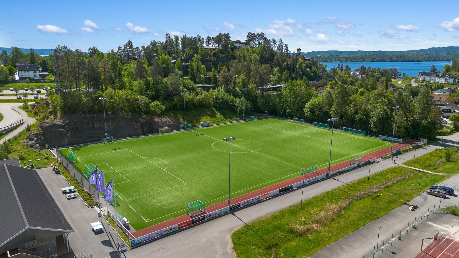 Nesøya idrettsanlegg, kun ca. 300 meter fra boligen Galleribilde