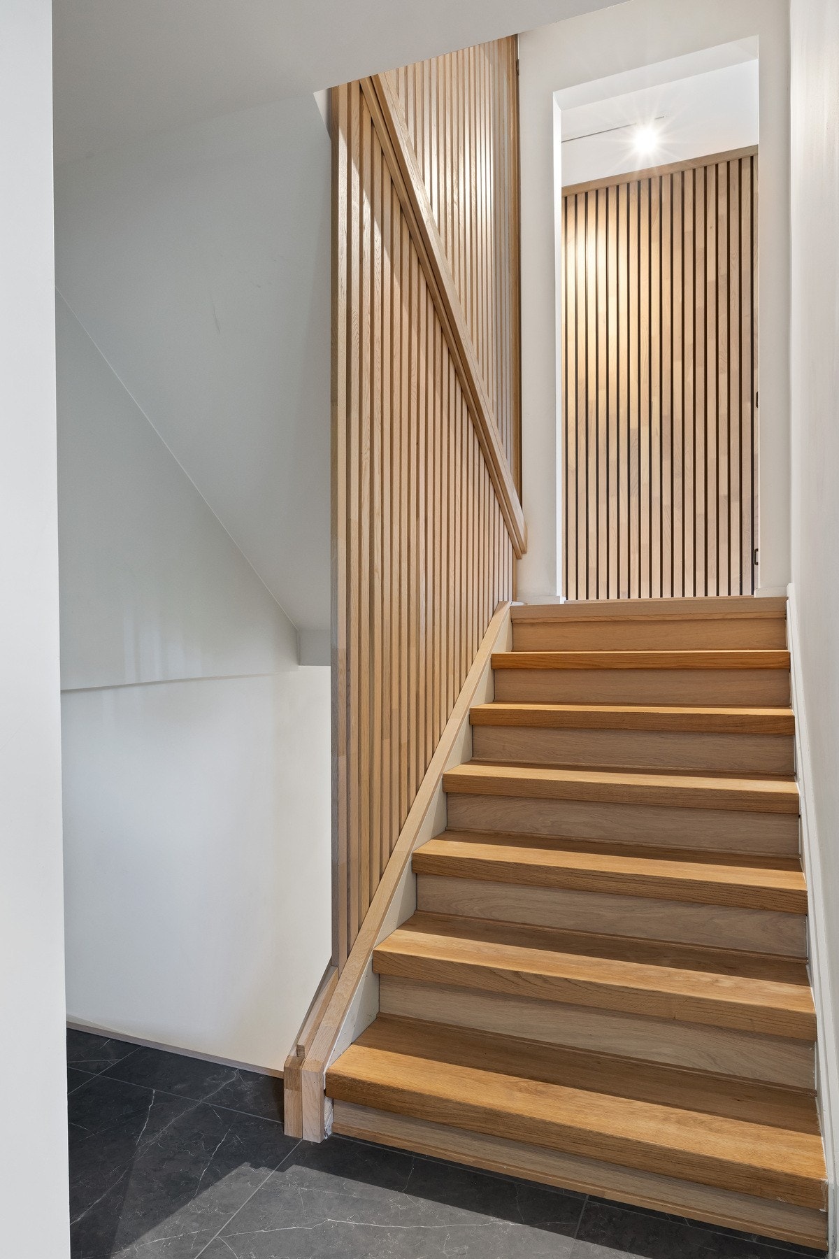 Elegant trappeløp med moderne spilevegg og gjennomgående høy standard. Galleribilde