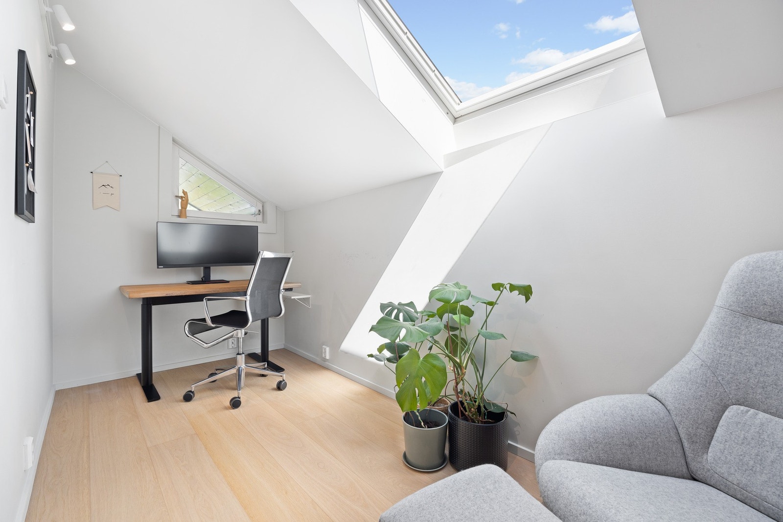 Lyst kontor/hjemmearbeidsplass med takvindu Galleribilde