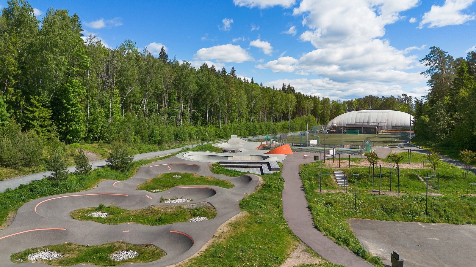 Populær skatepark ved idrettsanlegget, med fotballbane og tennisanlegget i bakgrunnen Galleribilde