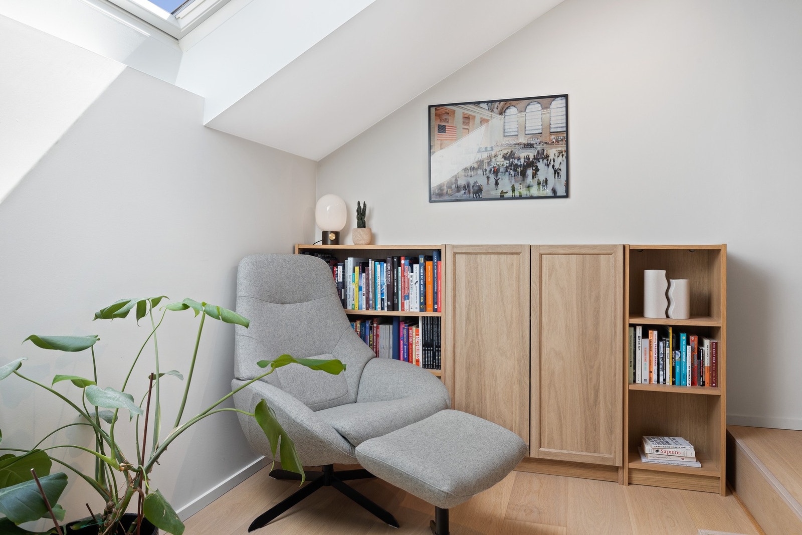 Lyst kontor/hjemmearbeidsplass med takvindu Galleribilde