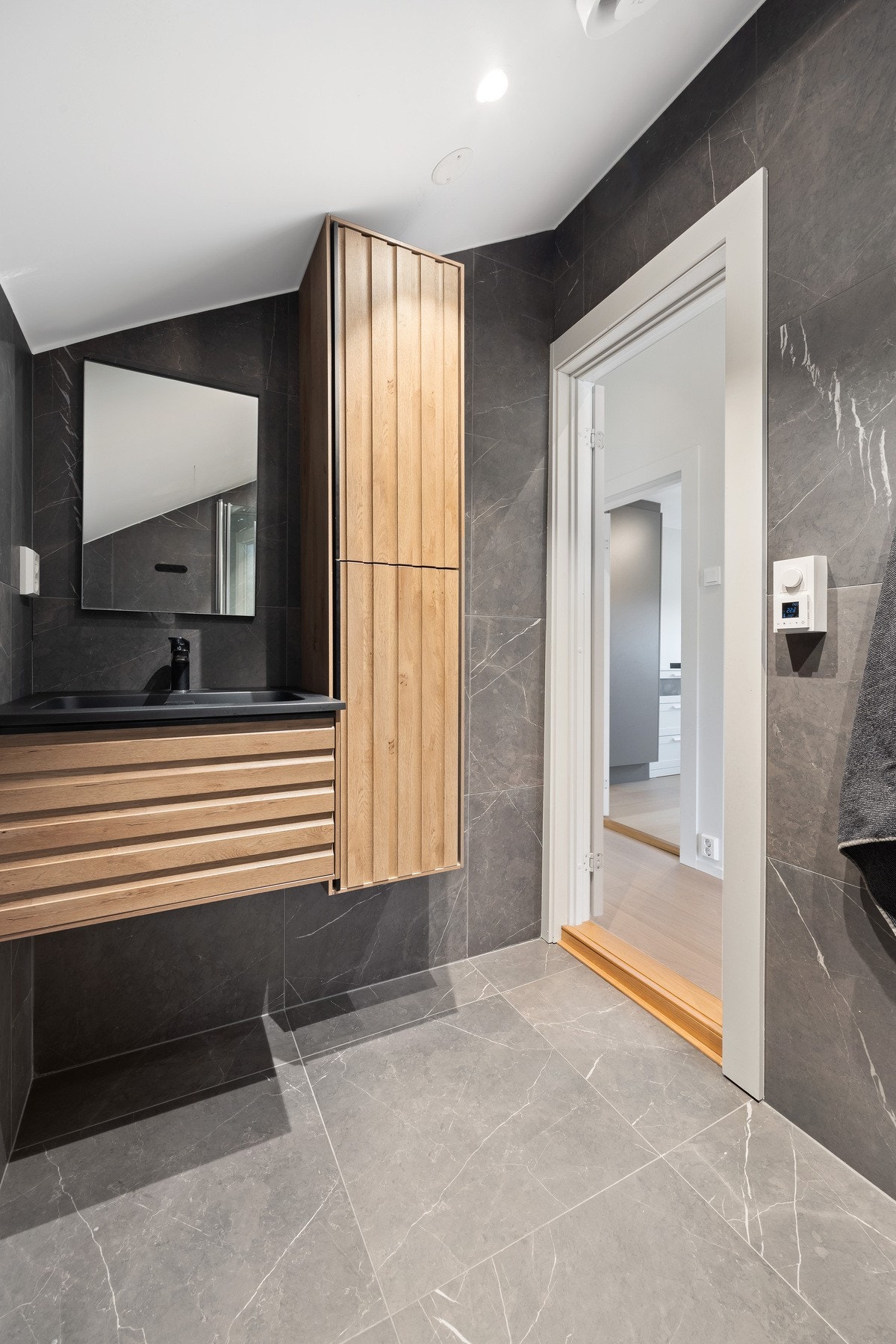 Stilrent bad med elegant innredning og god oppbevaringsplass. Galleribilde