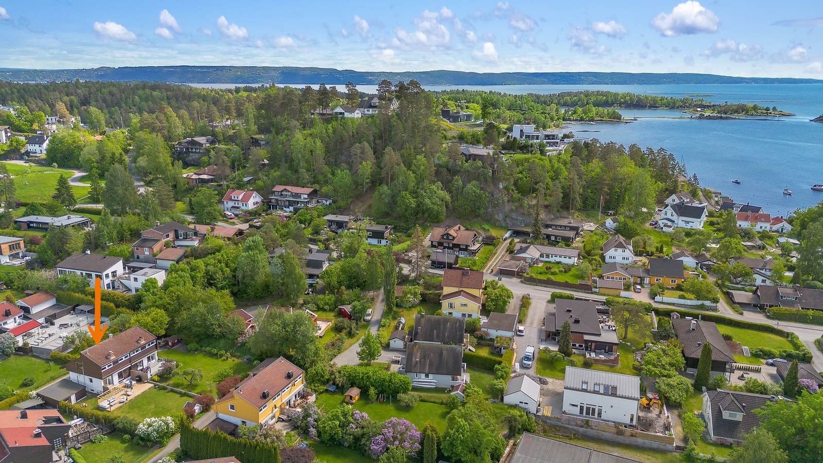 Fra eiendommen er det kun ca. 5 minutters gange til sjøen med flotte badestrender både på Hvamodden og Hestesund Galleribilde