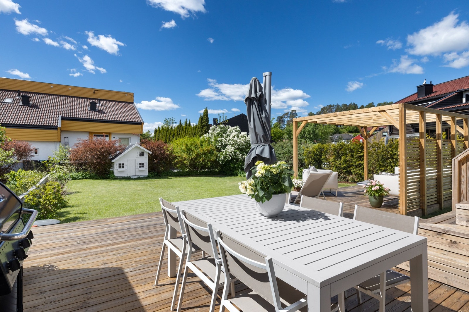 Stor terrasse med god plass til spisegruppe og hyggelige sommermåltider. Galleribilde