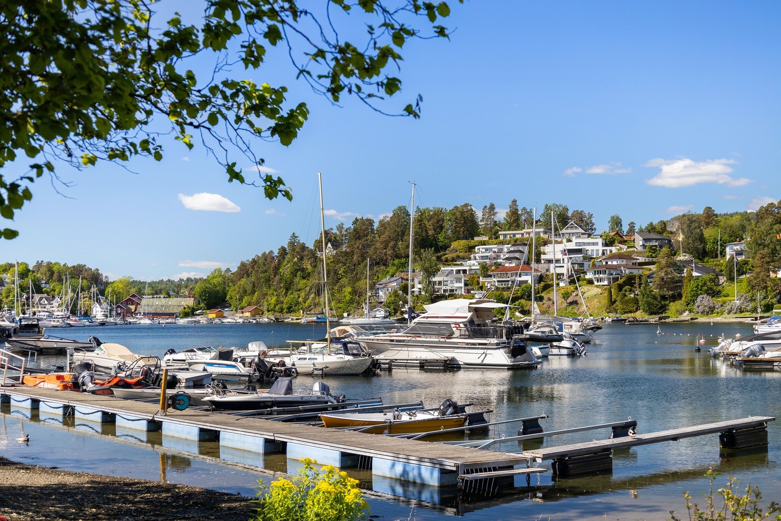 Ca. 10 minutters gange til Tobakkshullet Båtforening for det medfølger rett til båtplass for denne boligen (båtplassen er leid ut for sesongen 2026 for kr. 10 000,-). Galleribilde