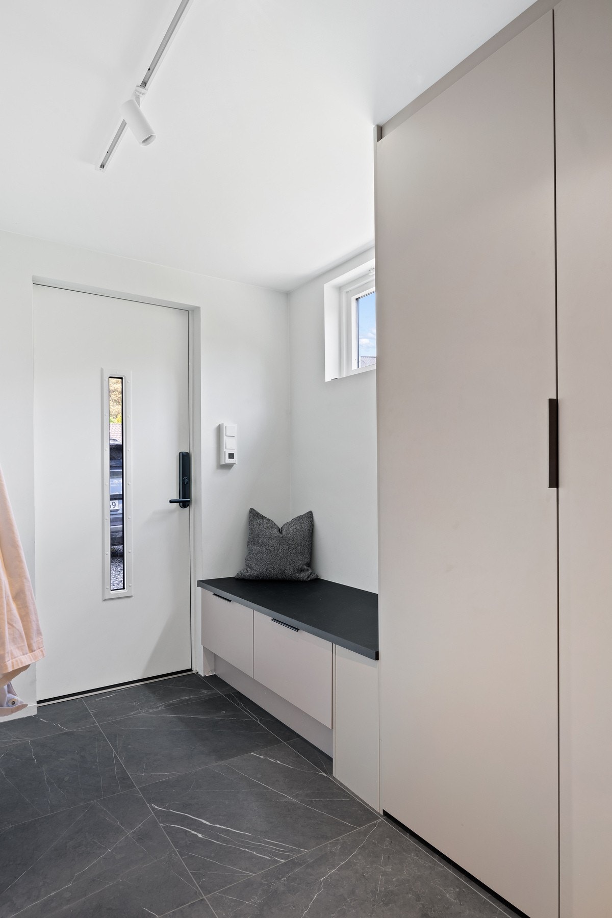 Innbydende entré med garderobeløsning og god oppbevaringsplass. Galleribilde
