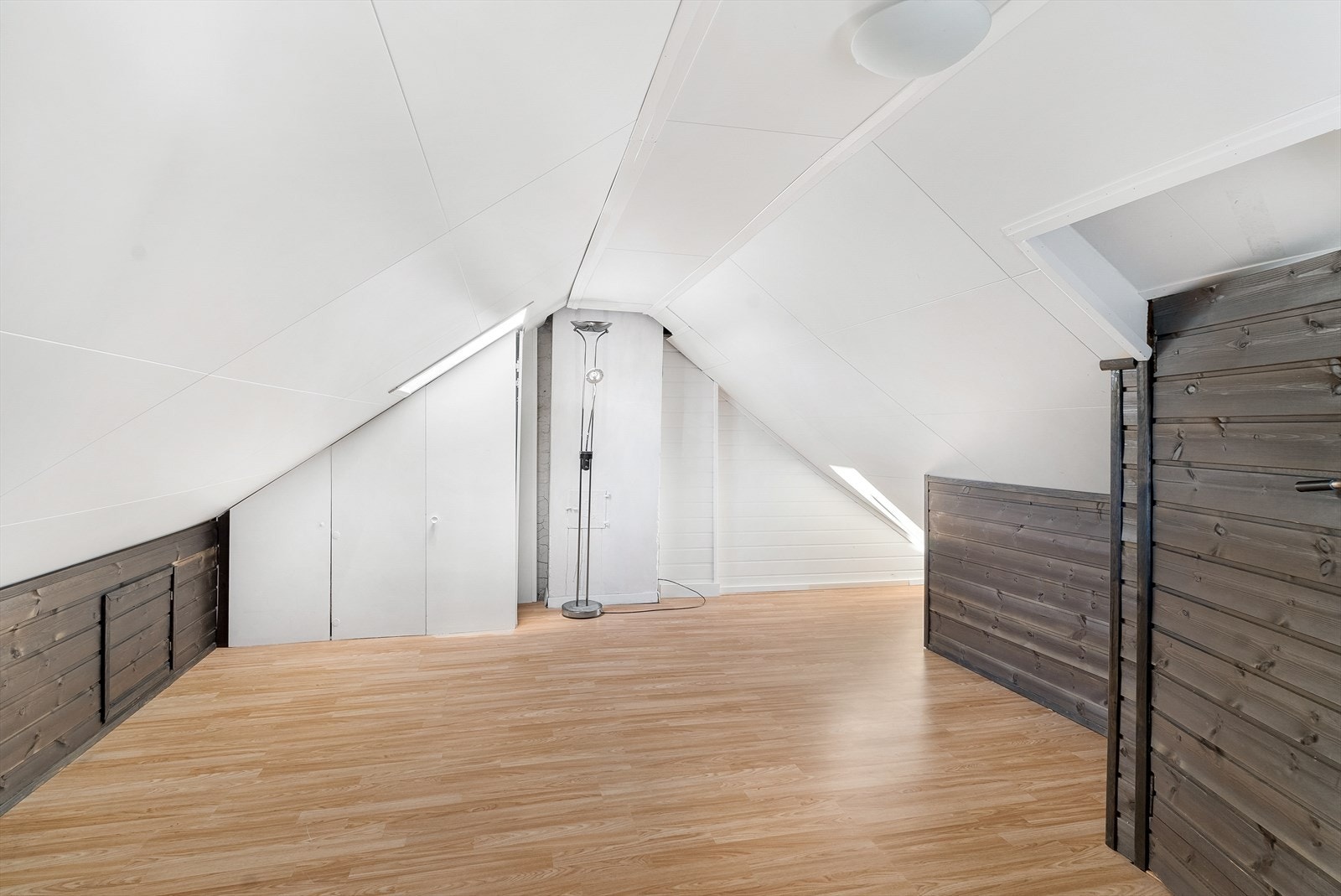 Loftet er innredet og benyttes i dag som soverom - Det gjøres oppmerksom på at innredningen av loftet ikke er søkt/godkjent hos kommunen Galleribilde