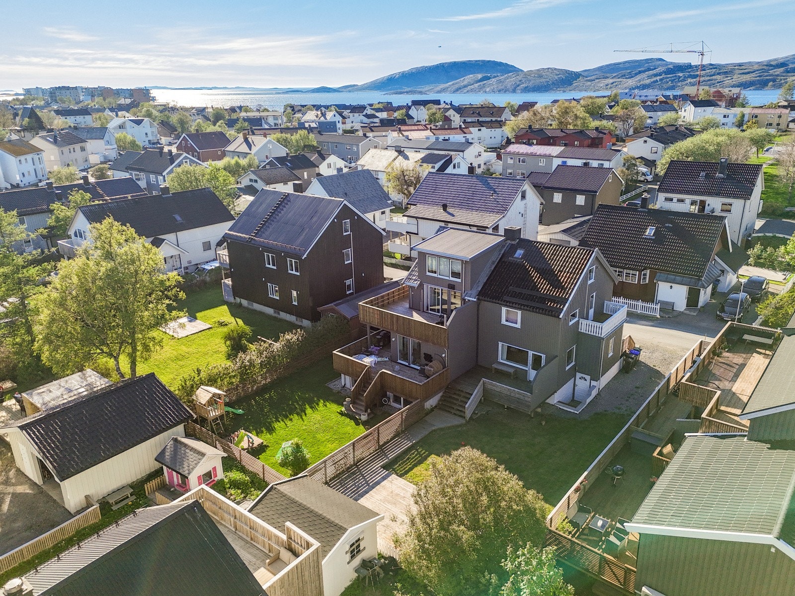 Egen flott solterrasse helt sør på tomten, hen kan man sitt å nyte ettermiddagssol Galleribilde