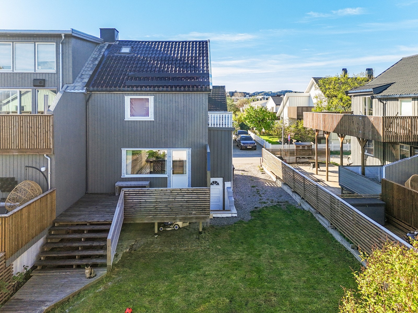 Boligen har arael over første, andre etasje, kjeller og loft. Stor terrasse med trapp som leder ned til markterrasse i enden av tomten Galleribilde