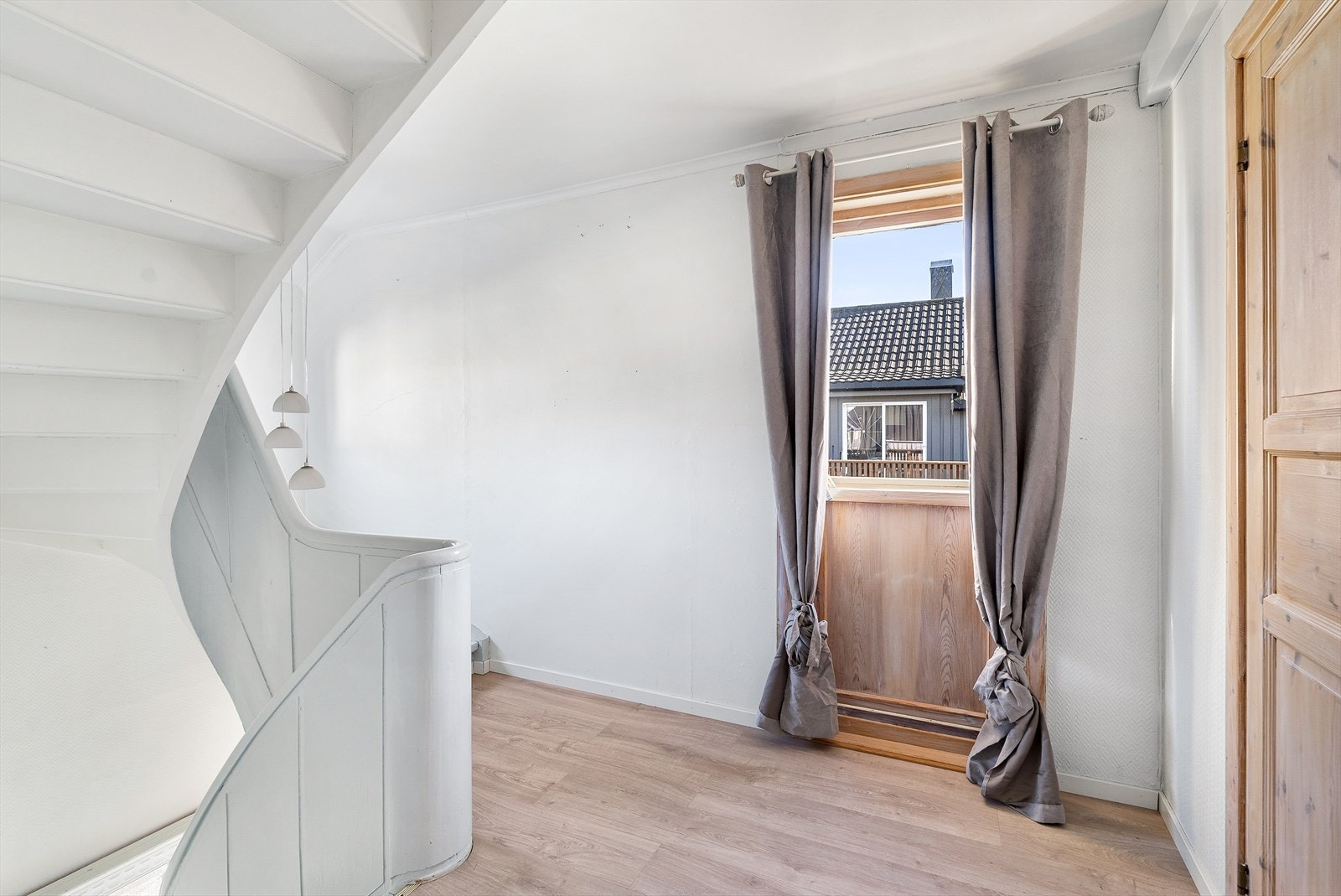I 2. etasje finner du gang m/utgang til balkong, bad og to soverom Galleribilde