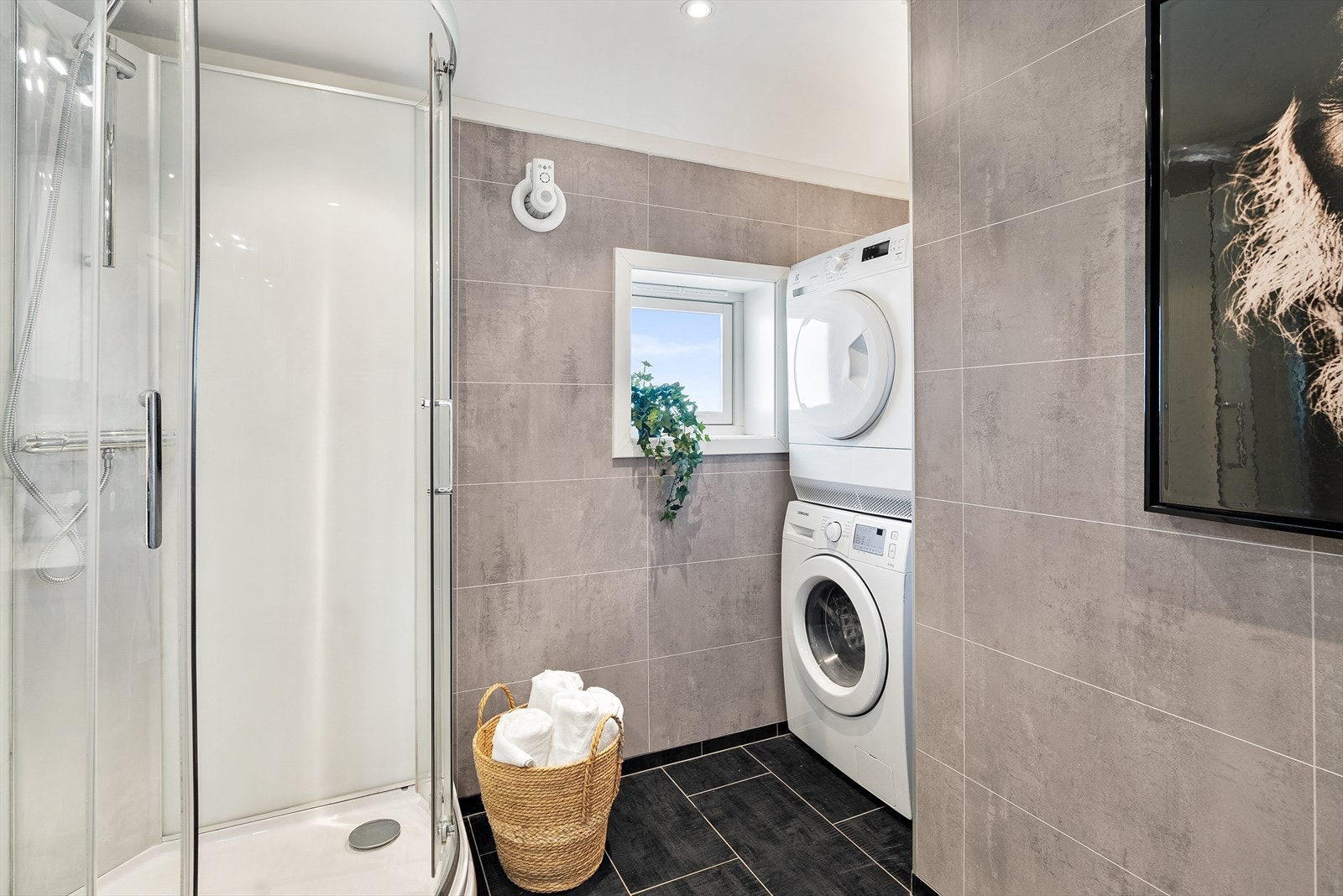 Praktisk nisje med plass til vaskemaskin/tørketrommel - Badet har mekanisk avtrekk fra baderomsvifte i vegg Galleribilde