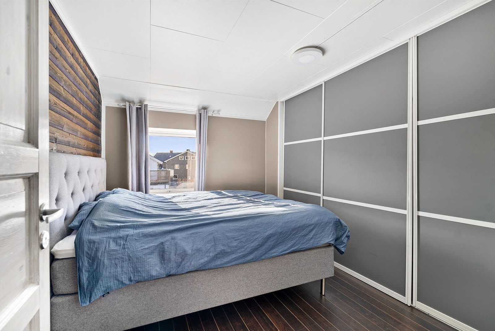 Soverom I - Hovedsoverommet er av god størrelse med god plass til dobbeltseng og er utstyrt med en svært romslig skyvedørsgarderobe. Galleribilde