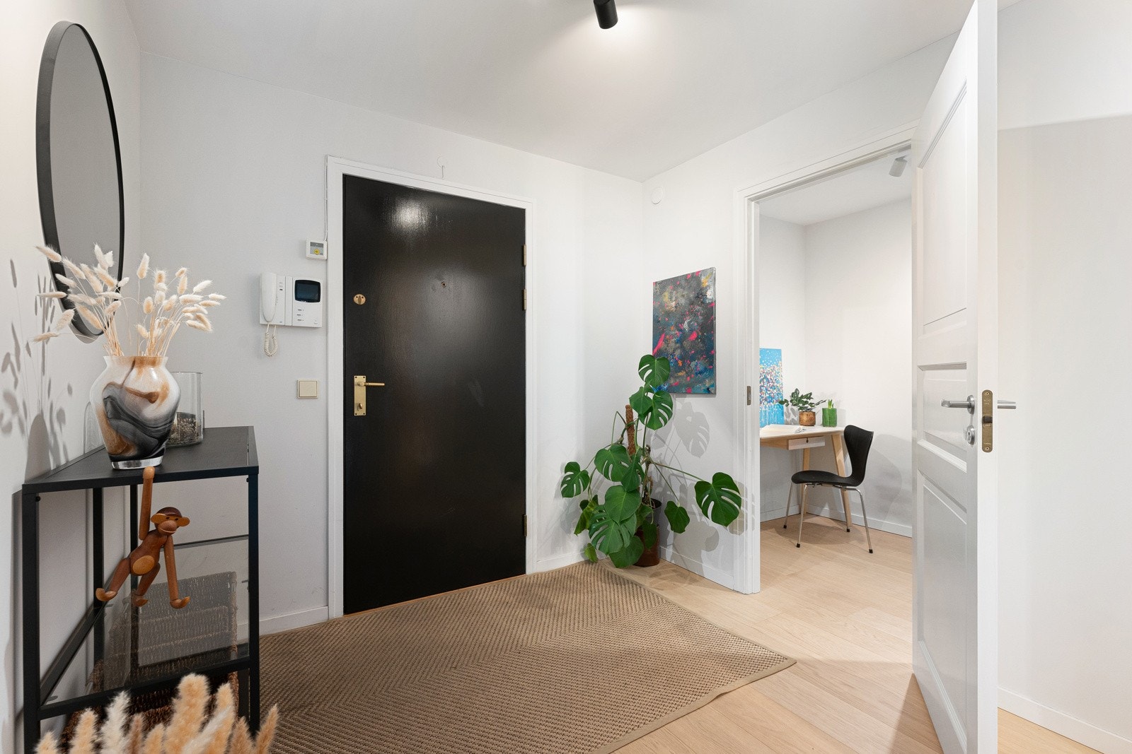 Fra entréen er det adkomst til et ekstra rom med plass til både skap og kontorløsning. Galleribilde