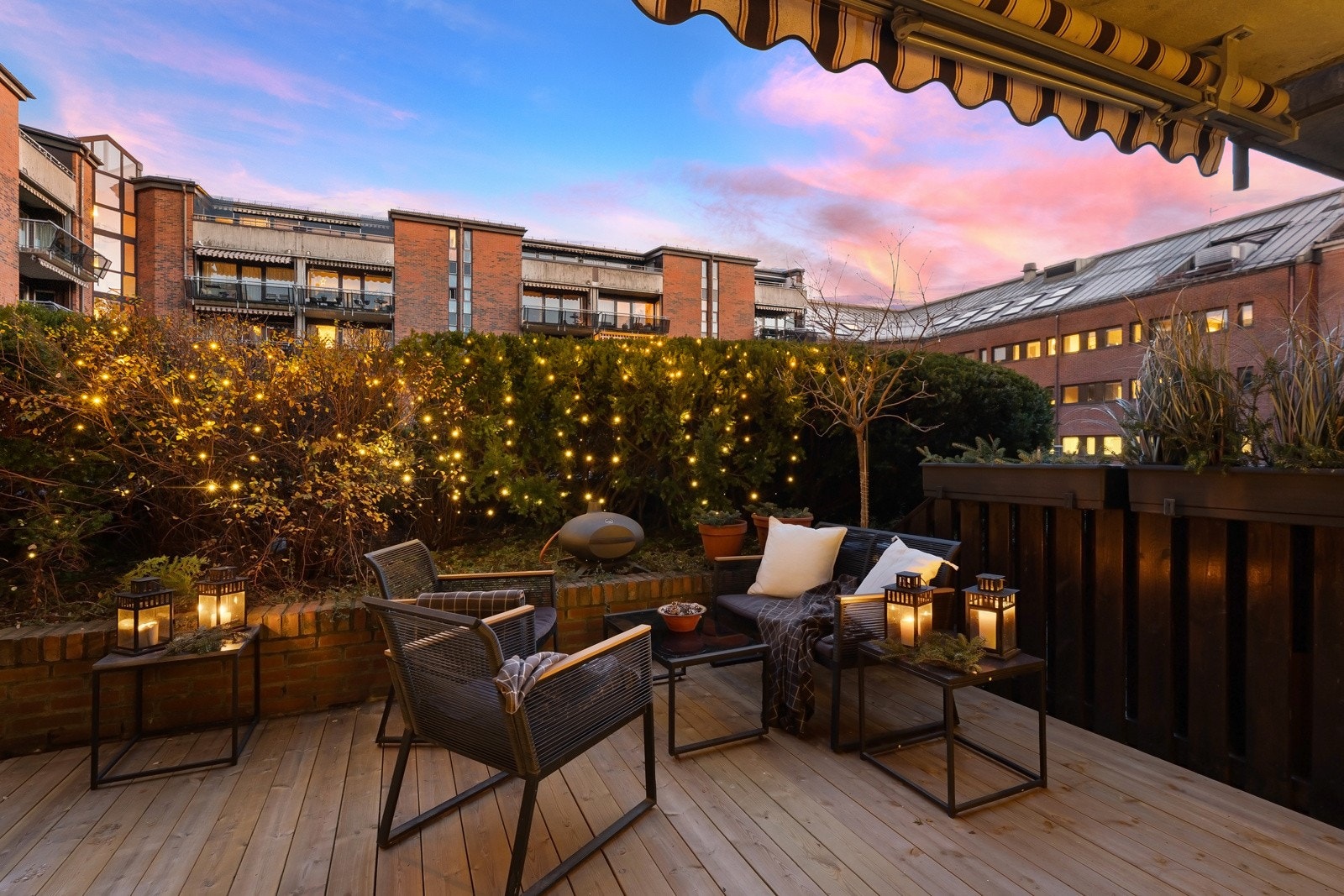 Den private terrassen fungerer som en flott forlengelse av boligen i sommerhalvåret og vender mot indre gårdsrom. Galleribilde