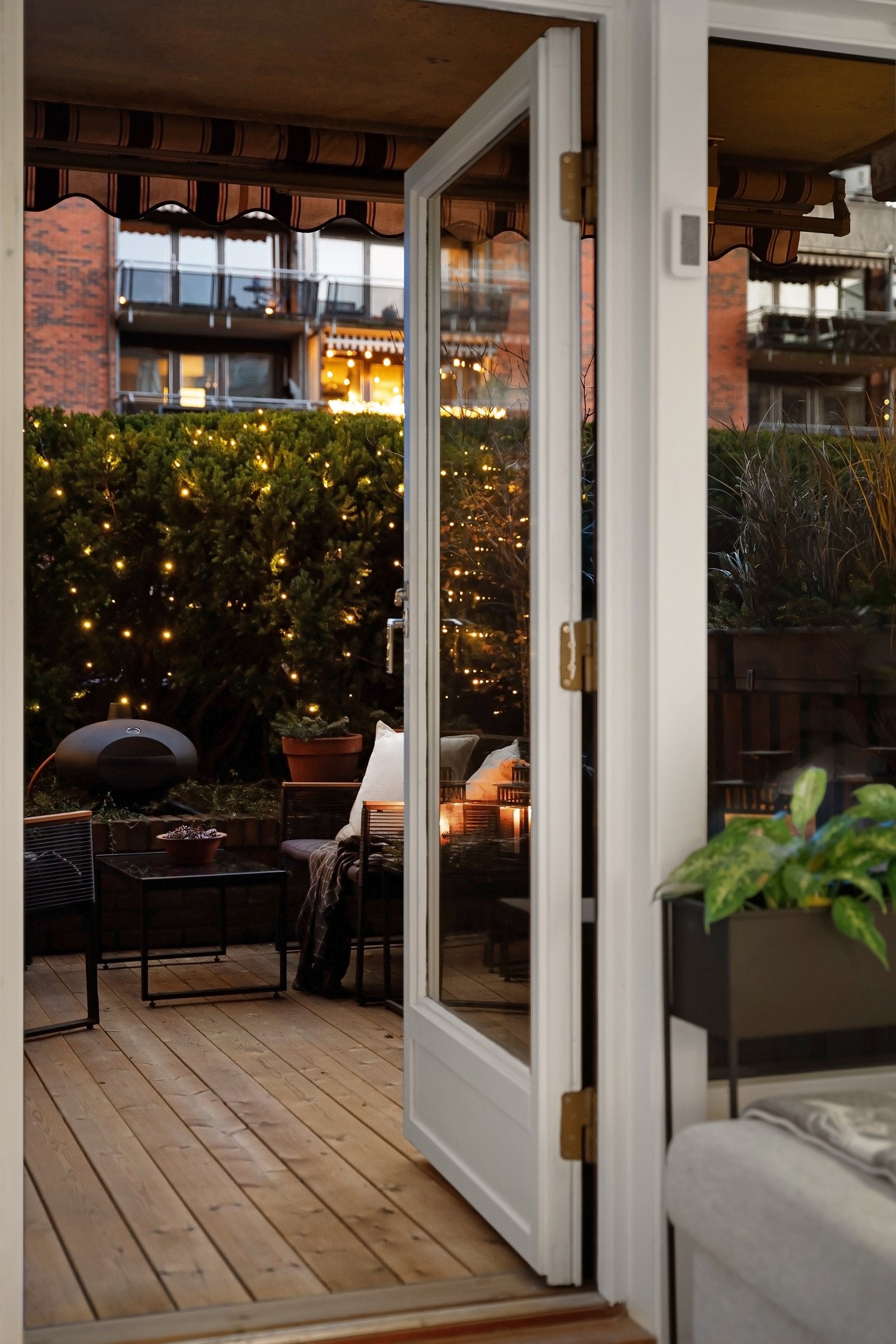 Fra stuen har du direkte adkomst til en lekker og skjermet terrasse med nytt dekke fra 2025. Galleribilde
