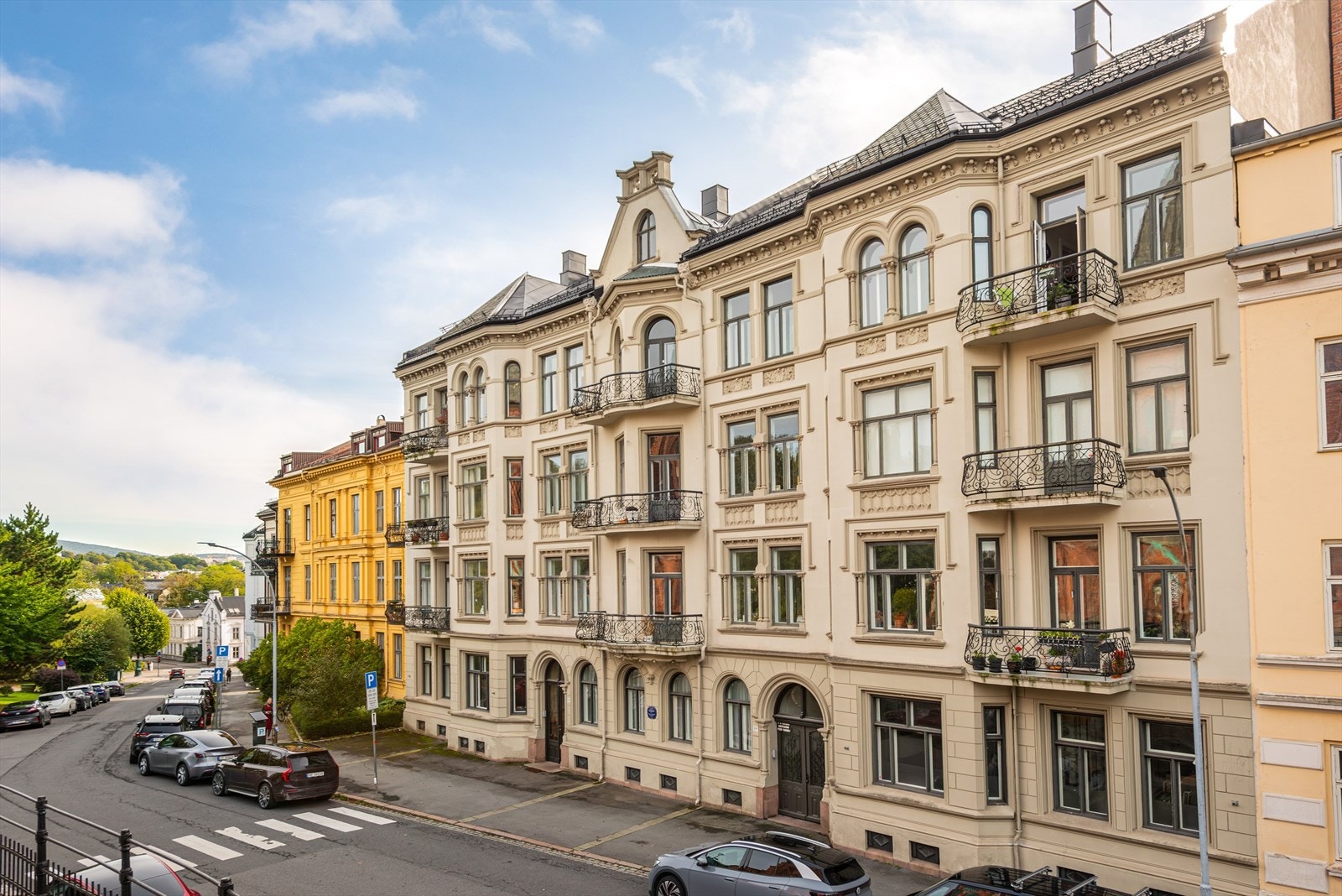 Ærverdig bygård tegnet av arkitekt Oscar Marinius Dehkes Galleribilde
