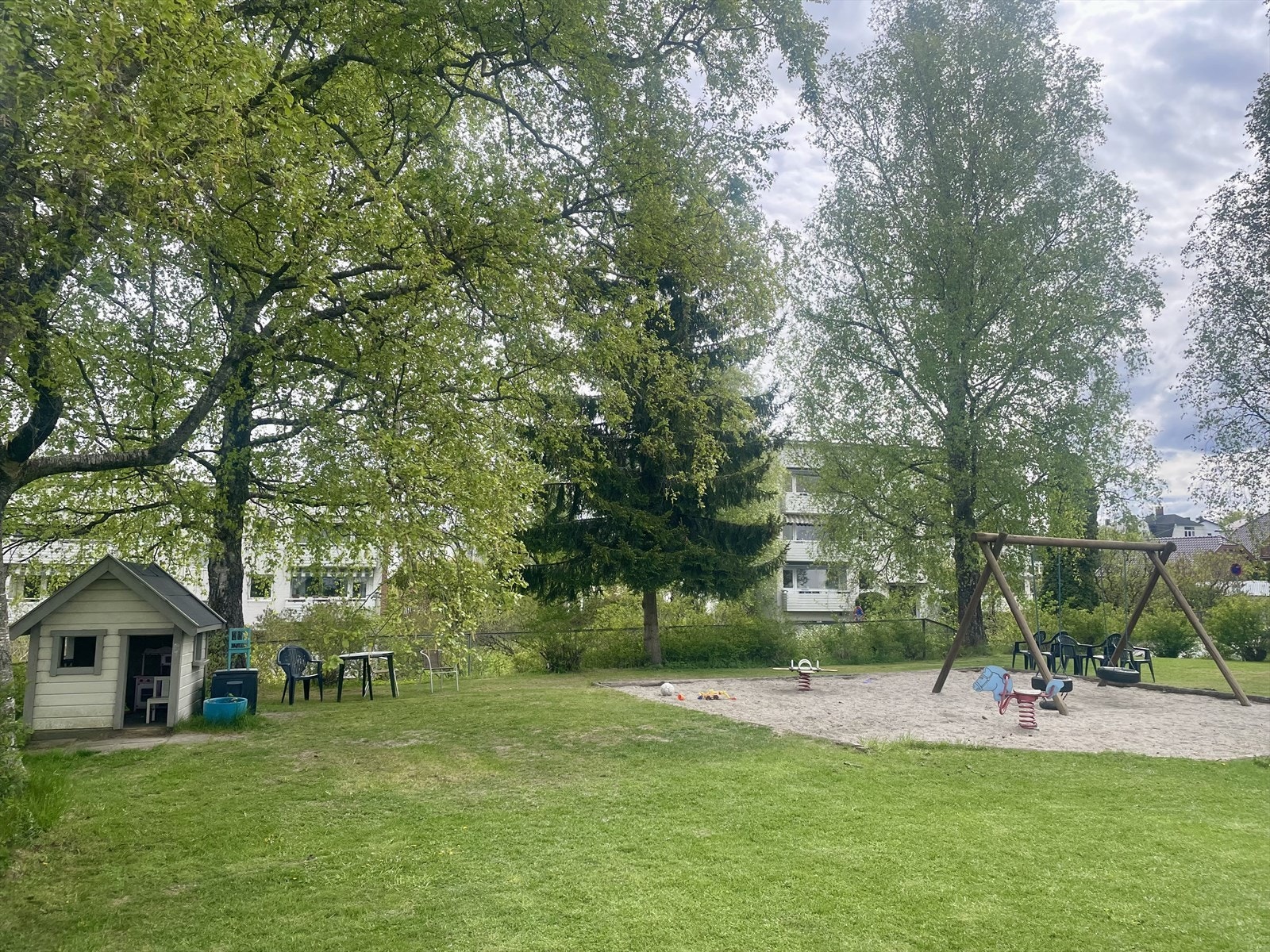 Grønne velstelte leke- og fellesarealer på tomten Galleribilde