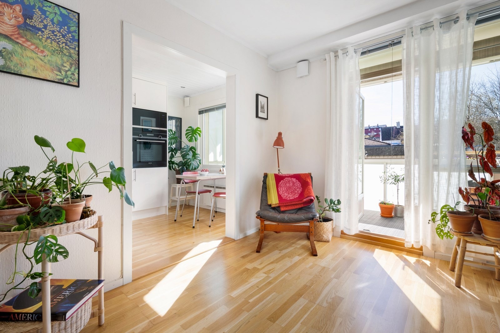 Balkongen måler 7 m², og har plass til utemøbler. Galleribilde
