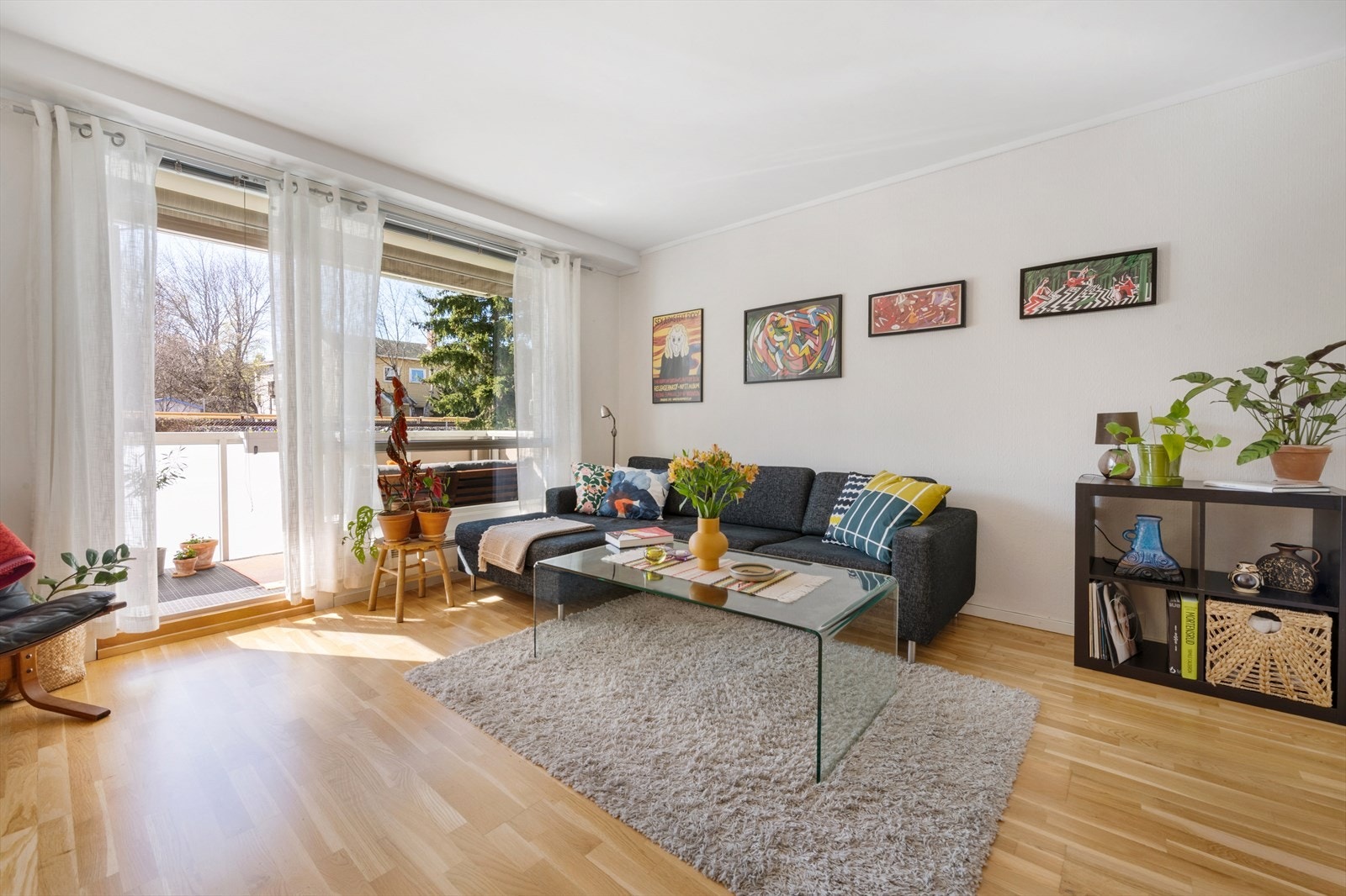 Innbydende stue med god plass for innredning Galleribilde