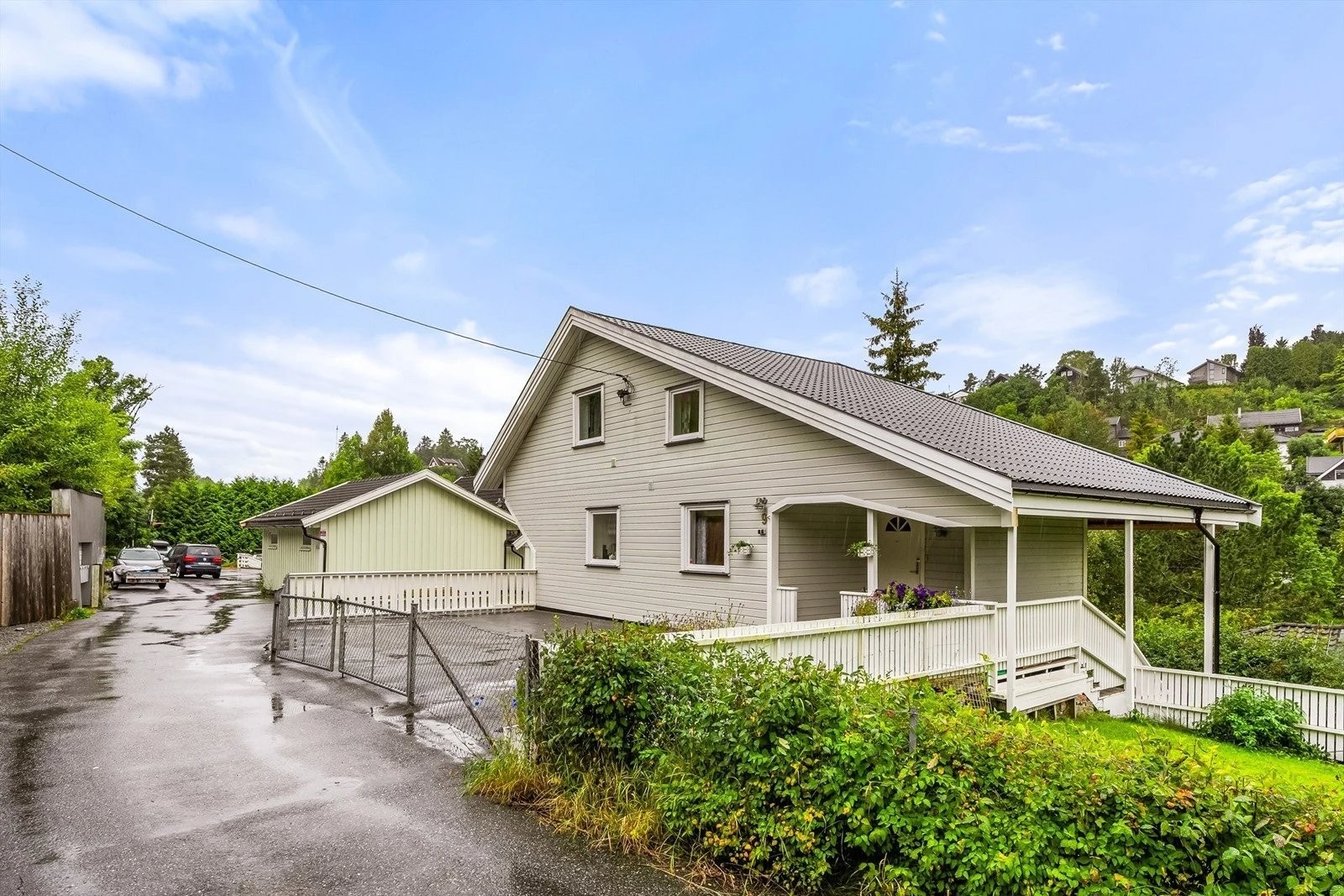 Innbydende fasade med overbygd inngang og god plass på egen gårdsplass. Galleribilde