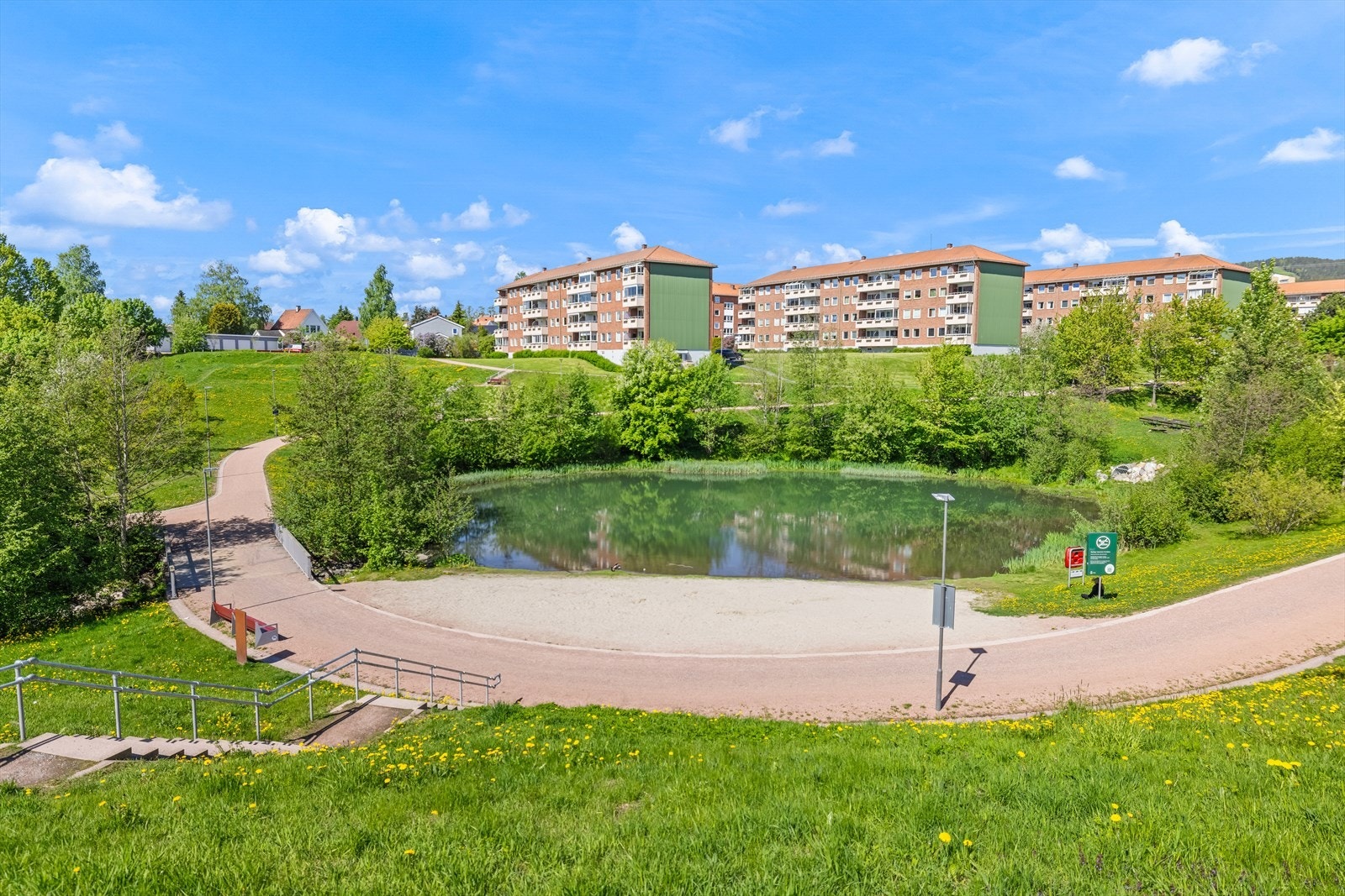 Kort vei til naturskjønne omgivelser i Bjerkedalsparken. Det er flere flotte turmuligheter i nærområdet! Galleribilde