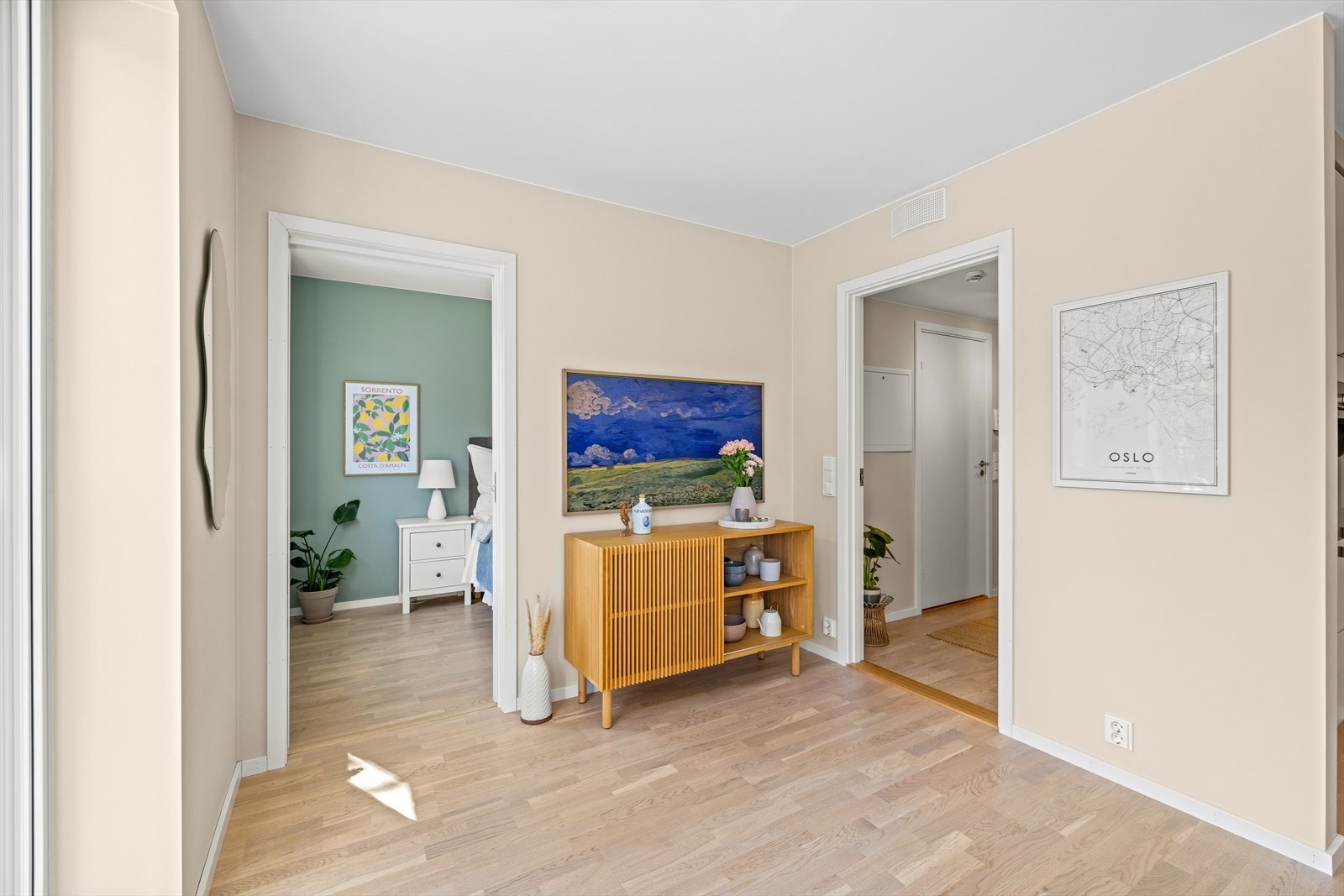 Boligen er oppført i 2023 med kvaliteter som balansert ventilasjon, sentralfyring, god lydisolering og heis mm. Galleribilde