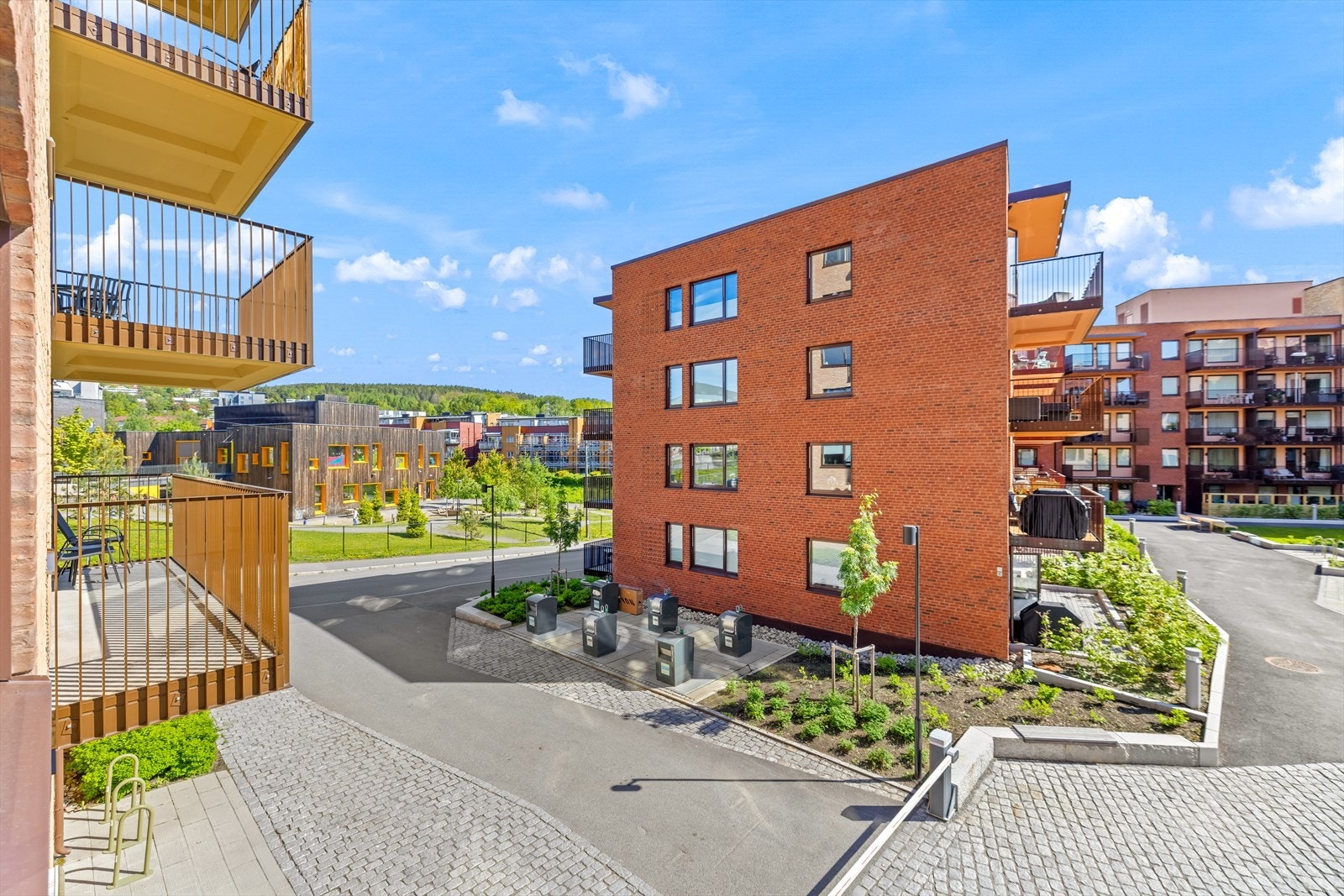 Gårdsrommet er rolig og bilfritt, samt pent opparbeidet med brostein og beplantning. Galleribilde
