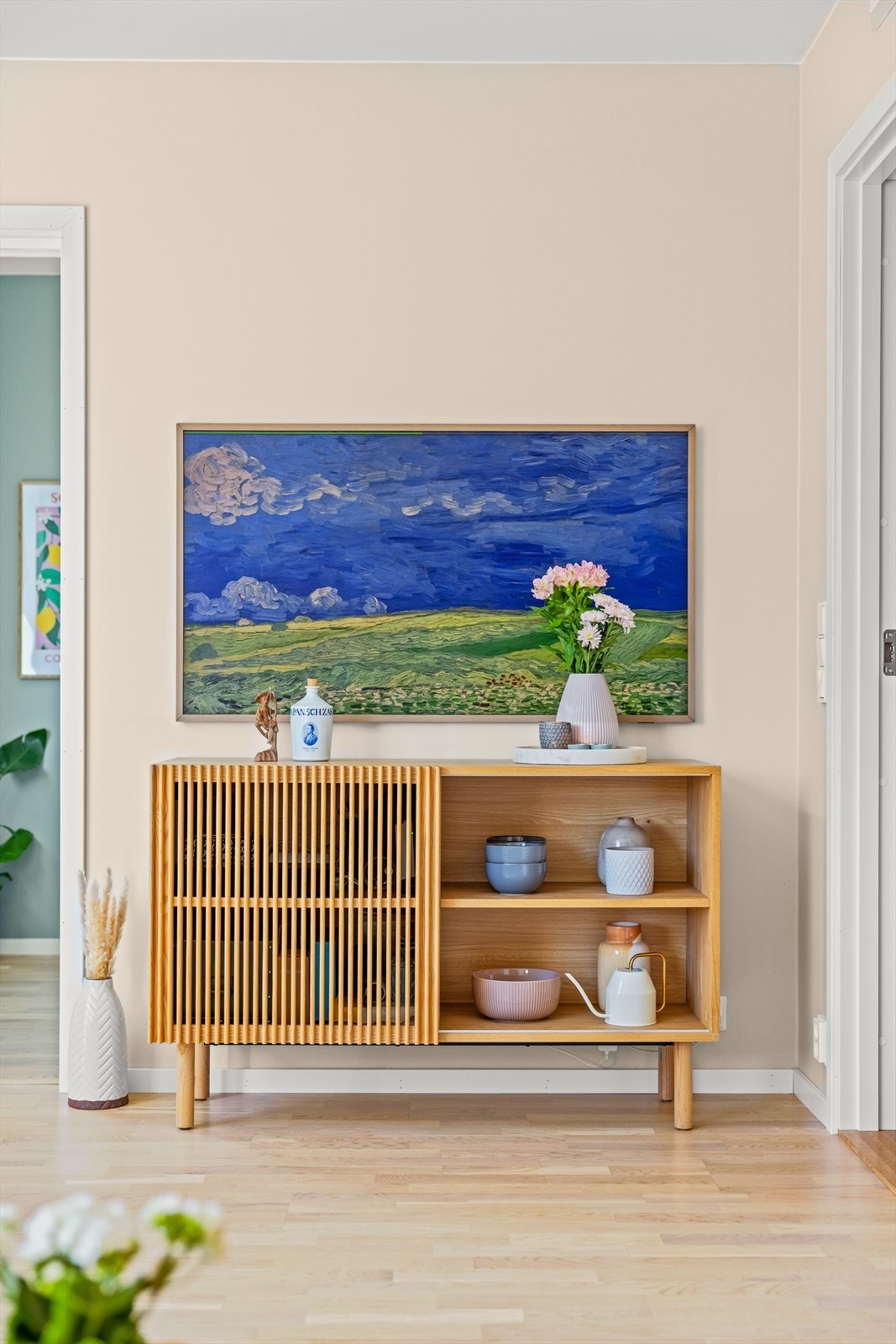 TheFrame TV med skjult ledningsopplegg medfølger Galleribilde