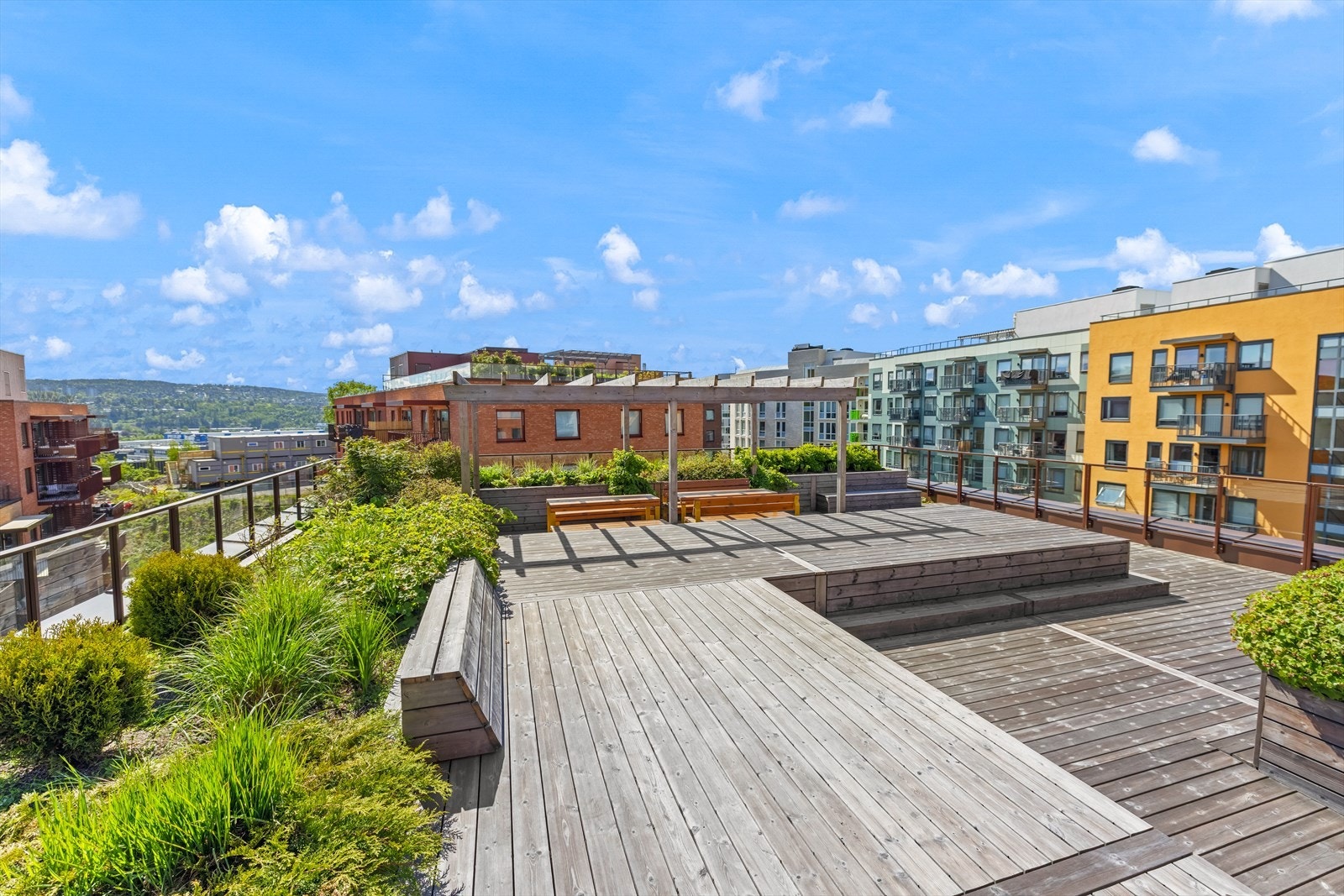 Stor og innbydende felles takterrasse med gode solforhold Galleribilde