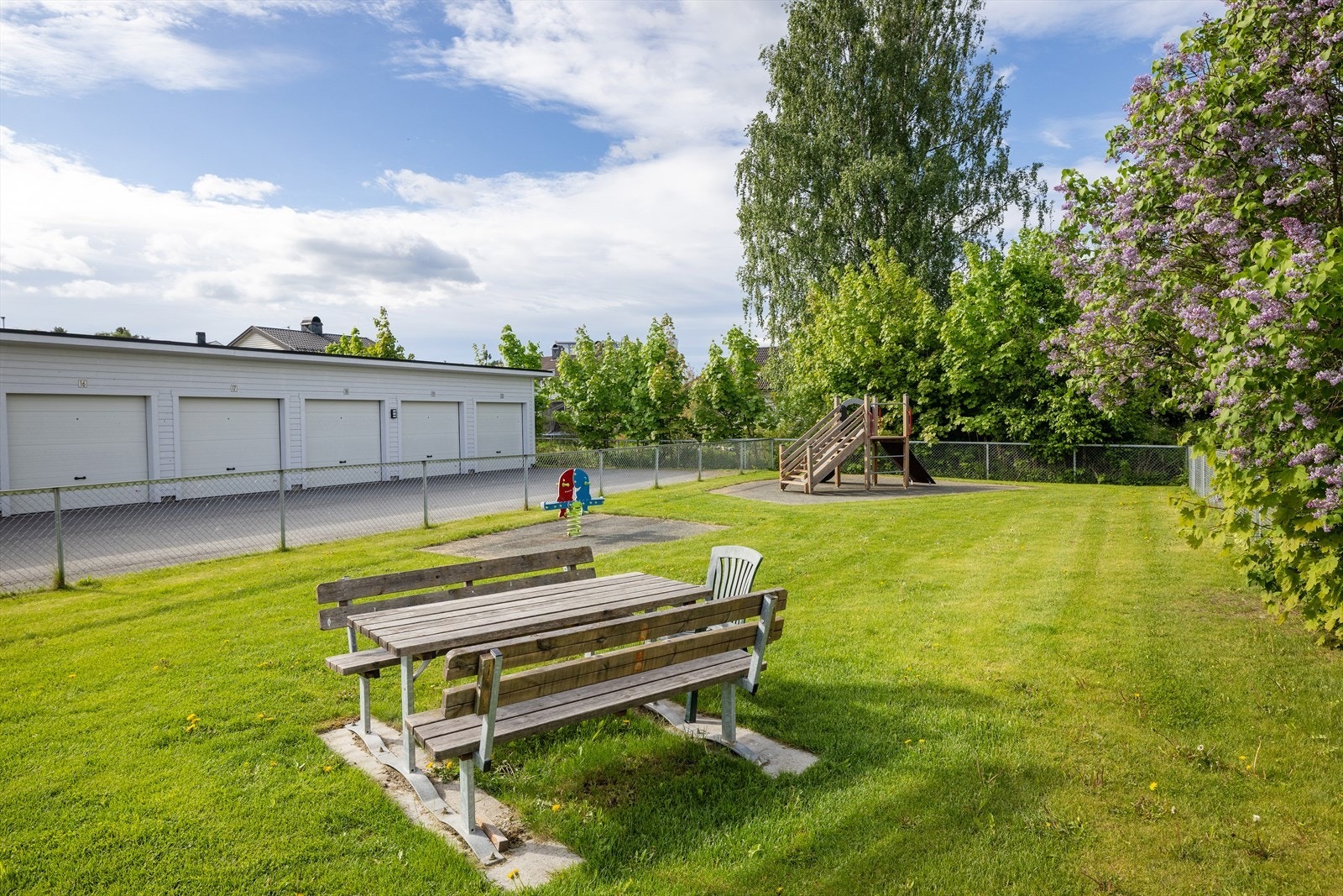 Fra eiendommen er det kort vei til rekreasjonsområder som Hovsmarka og turstien Elvelangs . Galleribilde
