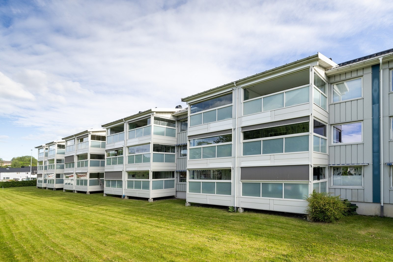 Byggets fasader ble etterisolert og kledd med stålkassetter i 1998. Galleribilde