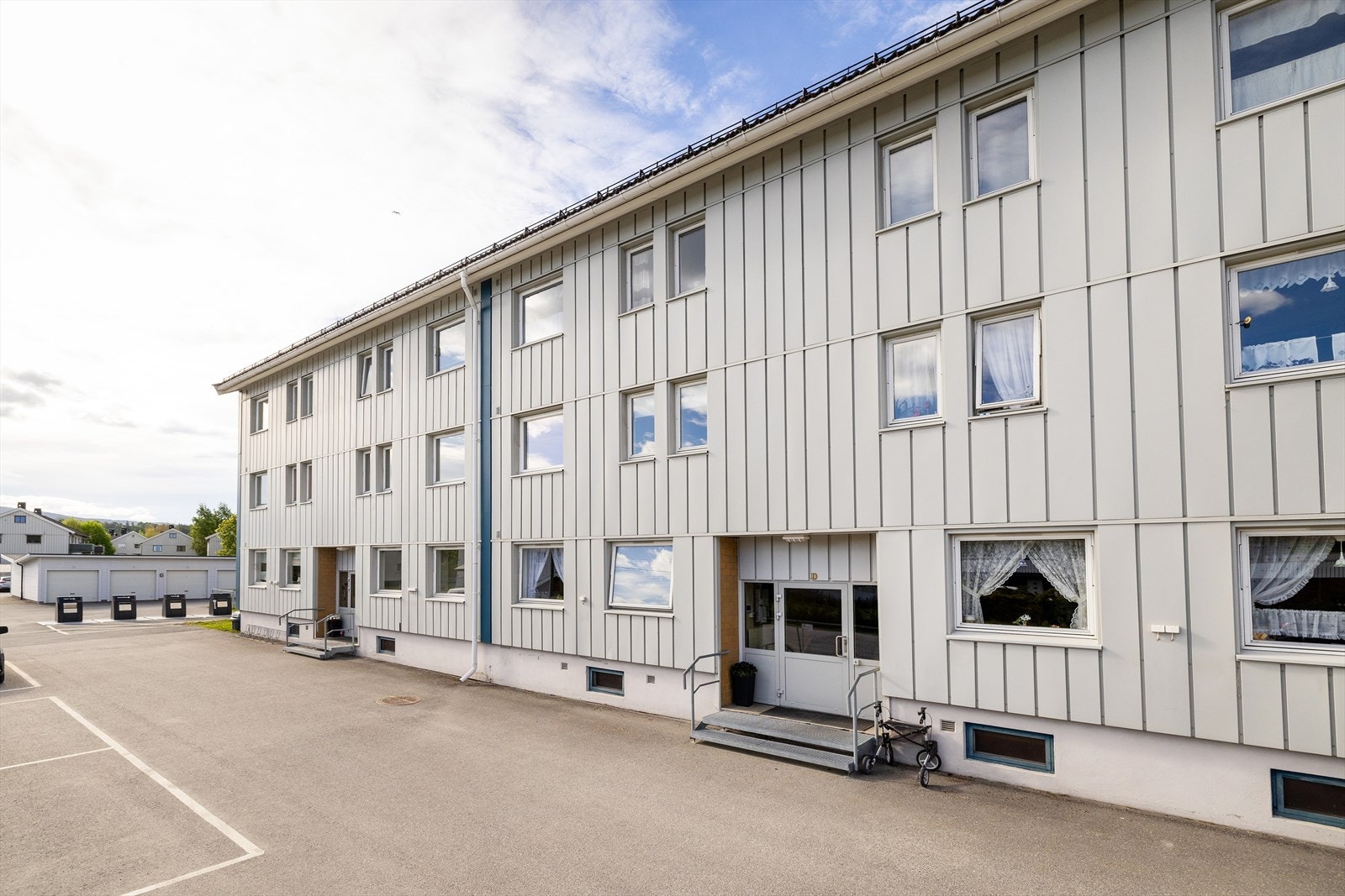 Felles oppgang med støpt trapp. Borettslaget består av 30 andeler. Galleribilde
