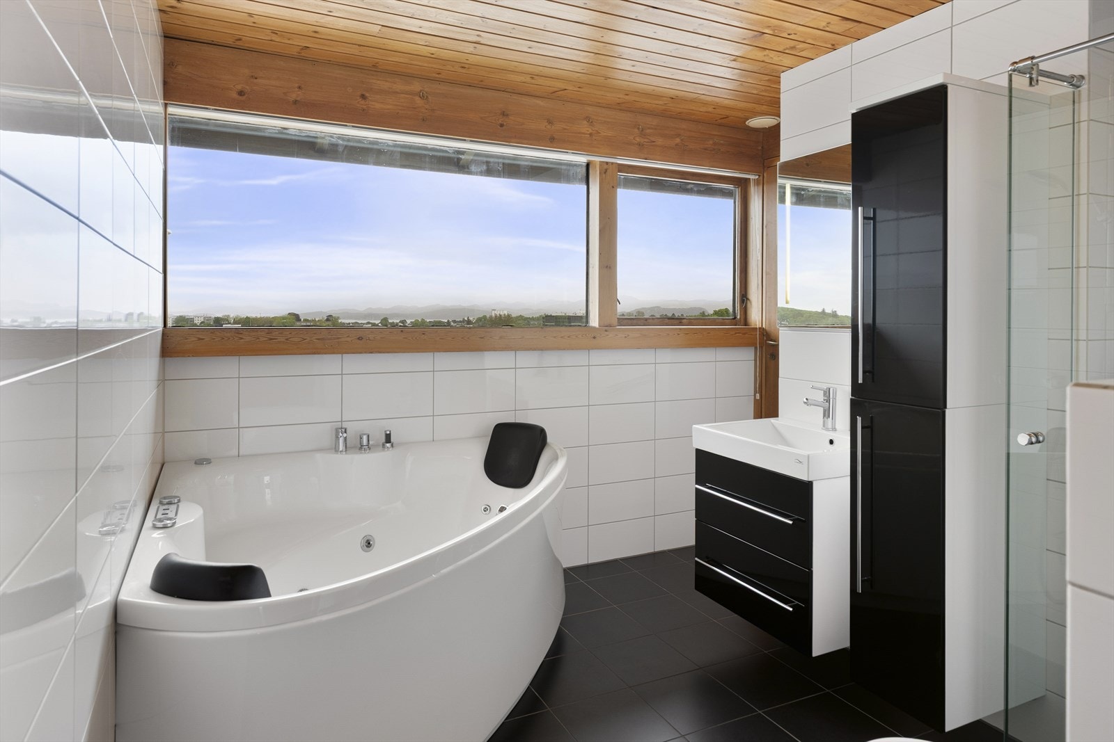 Badet i hovedetasjen er fra 2010 Galleribilde
