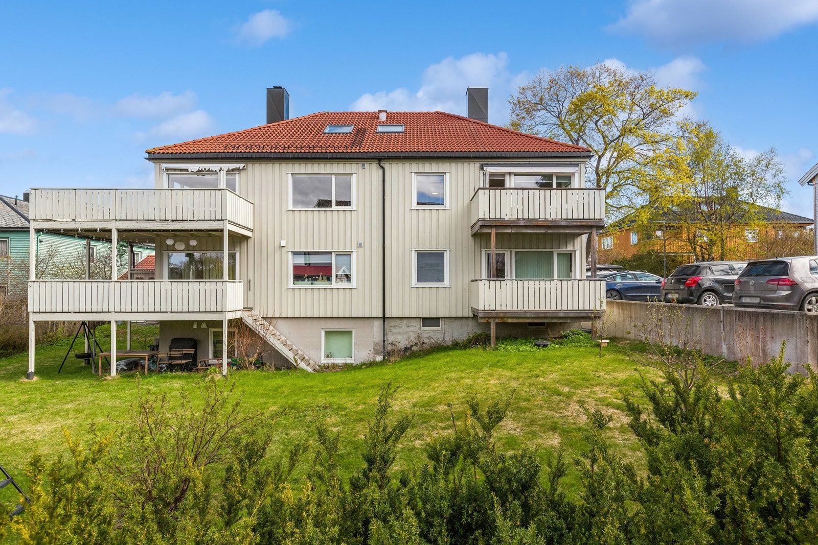 Leilighetsbygget er velholdt med stor hage og parkeringsplasser. Galleribilde