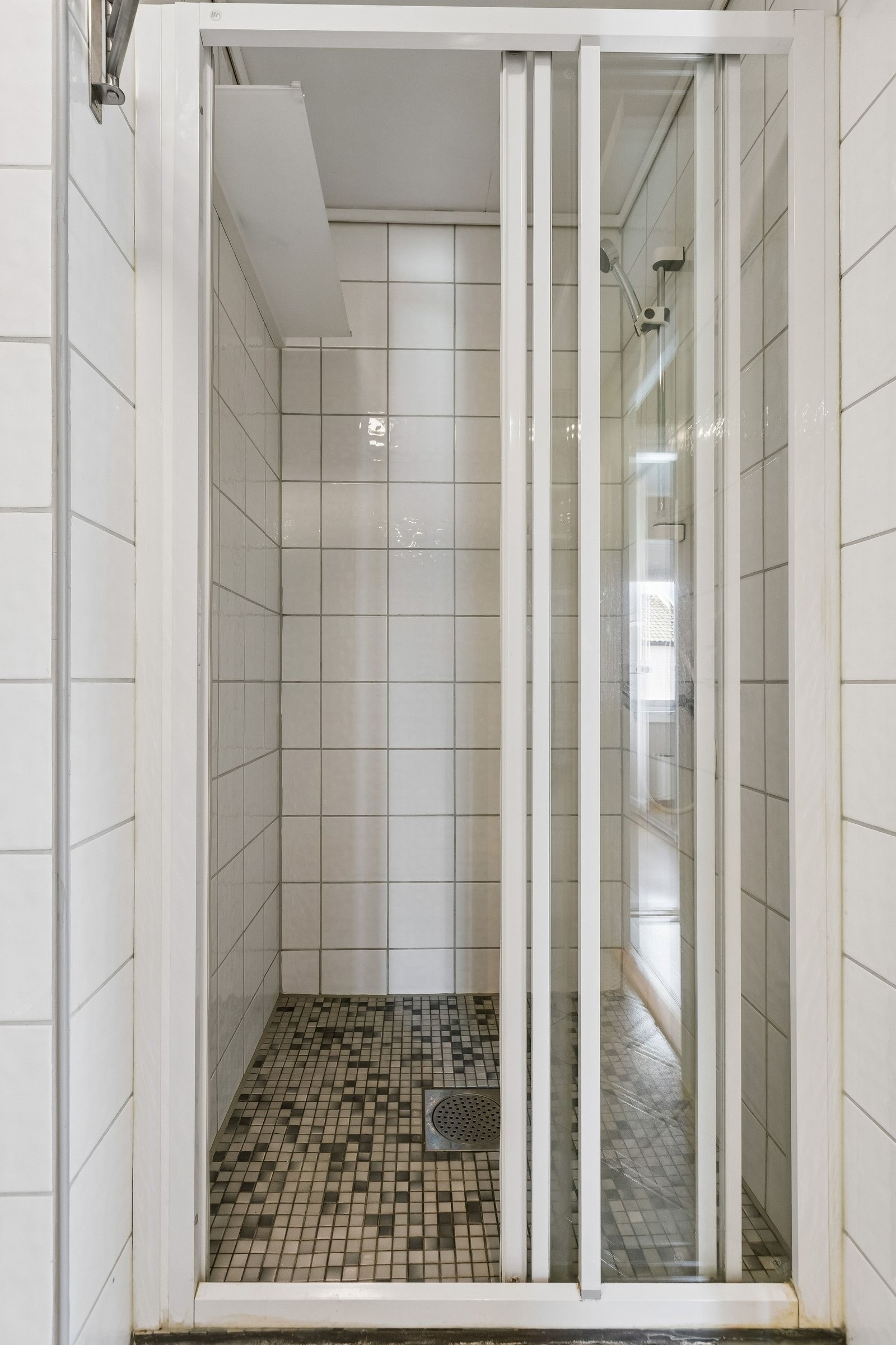 Praktisk dusjnisje med skyvedører. Galleribilde