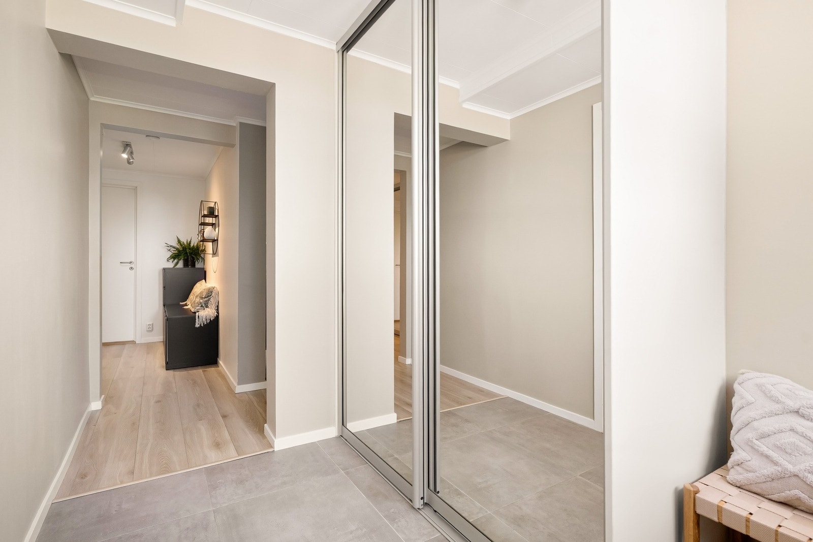 Stor entre med god plass til klesavheng, sko m.m. Galleribilde