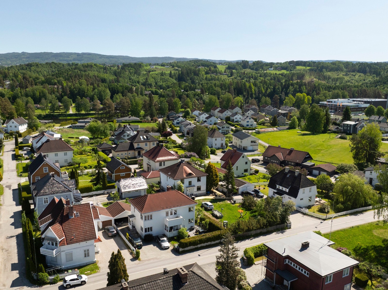 Boligen ligger i et populært og rolig boligfelt i sentrum med øyeblikkelig nærhet til alle fasiliteter. Galleribilde