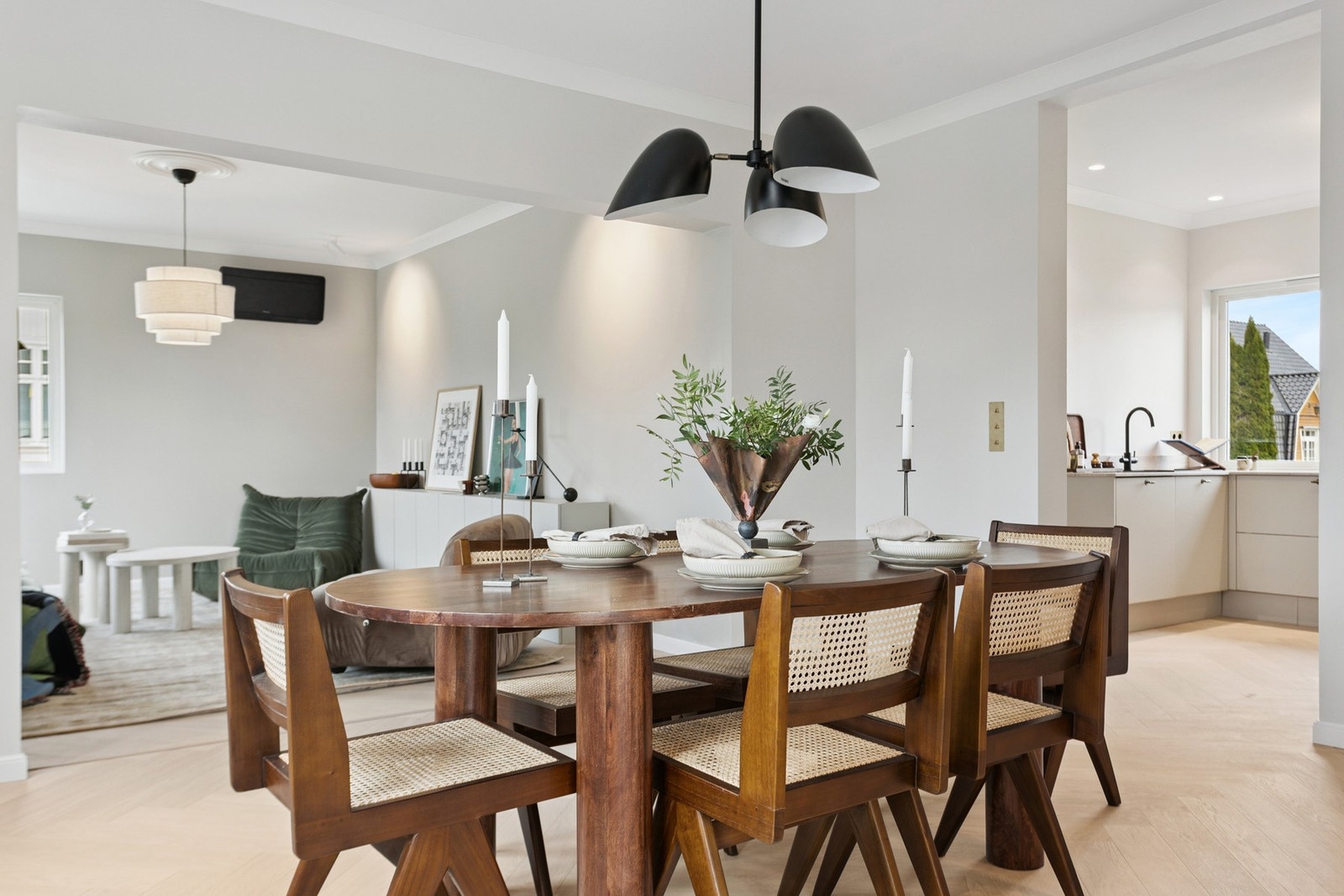 Spisestuen har god plass til langbord for verte til middagsselskap Galleribilde