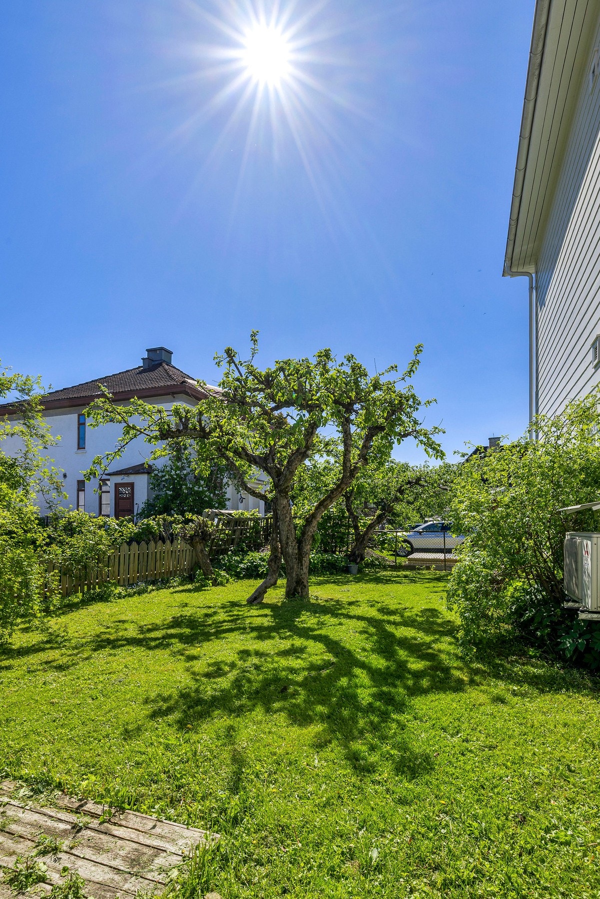 Boligen disponerer hagen bak huset, som ligger skjermet for innsyn og har en lun atmosfære Galleribilde