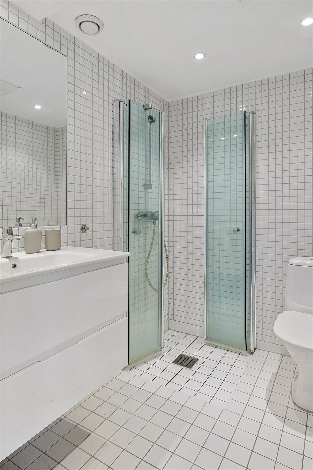 Helfliset bad med downlights i taket Galleribilde