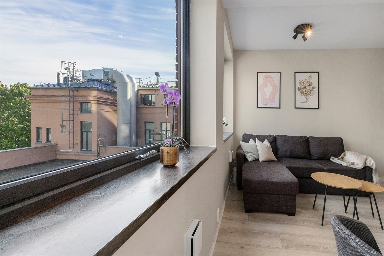 Overflatene er malt i en behagelig fargetone, og på gulvet er det laminat Galleribilde