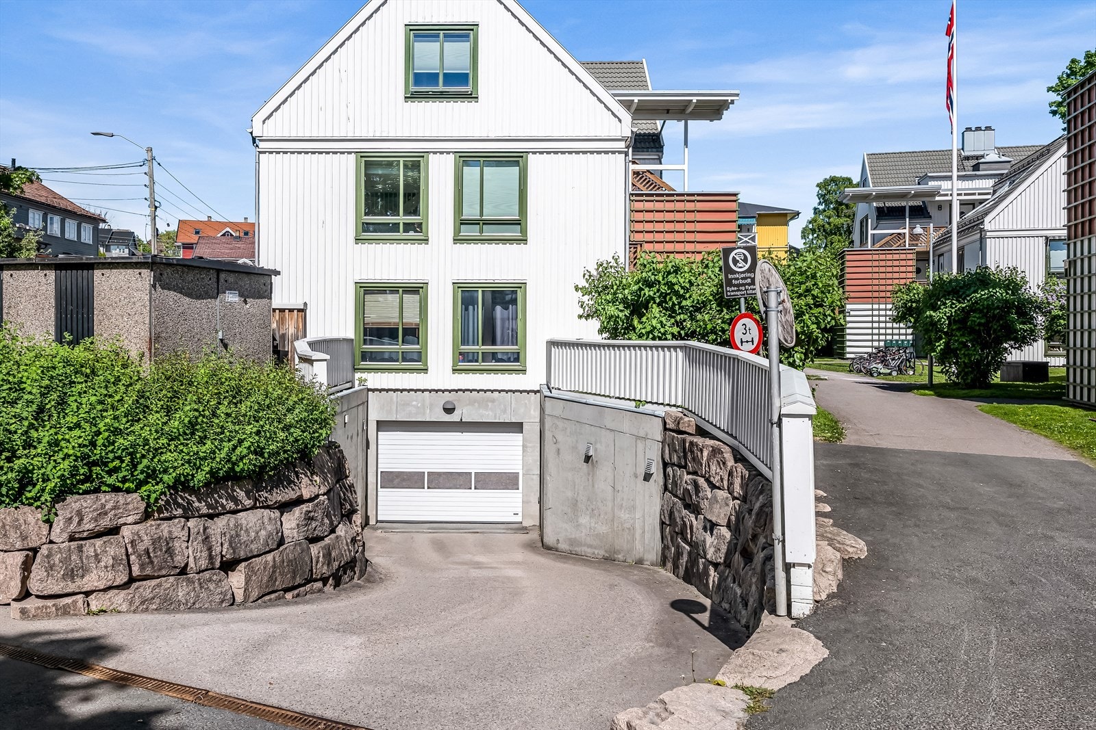 Det er varmekabler i innkjørselen til garasjeanlegget. Galleribilde