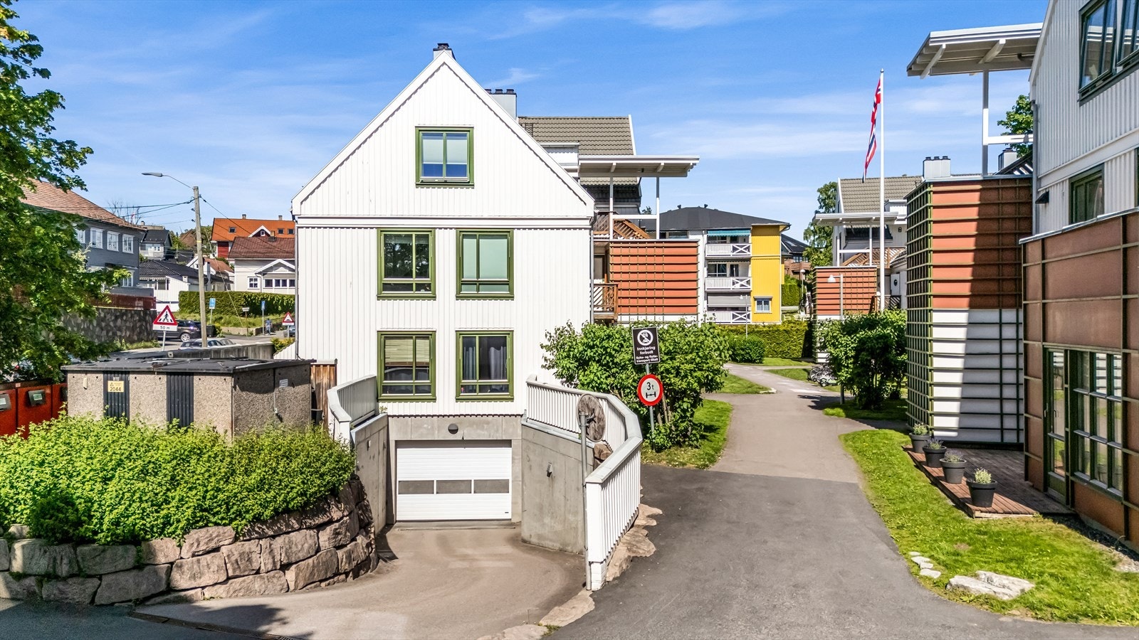 Det medfølger bruksrett til en parkeringsplass i felles garasje iht. vedtektene. Galleribilde