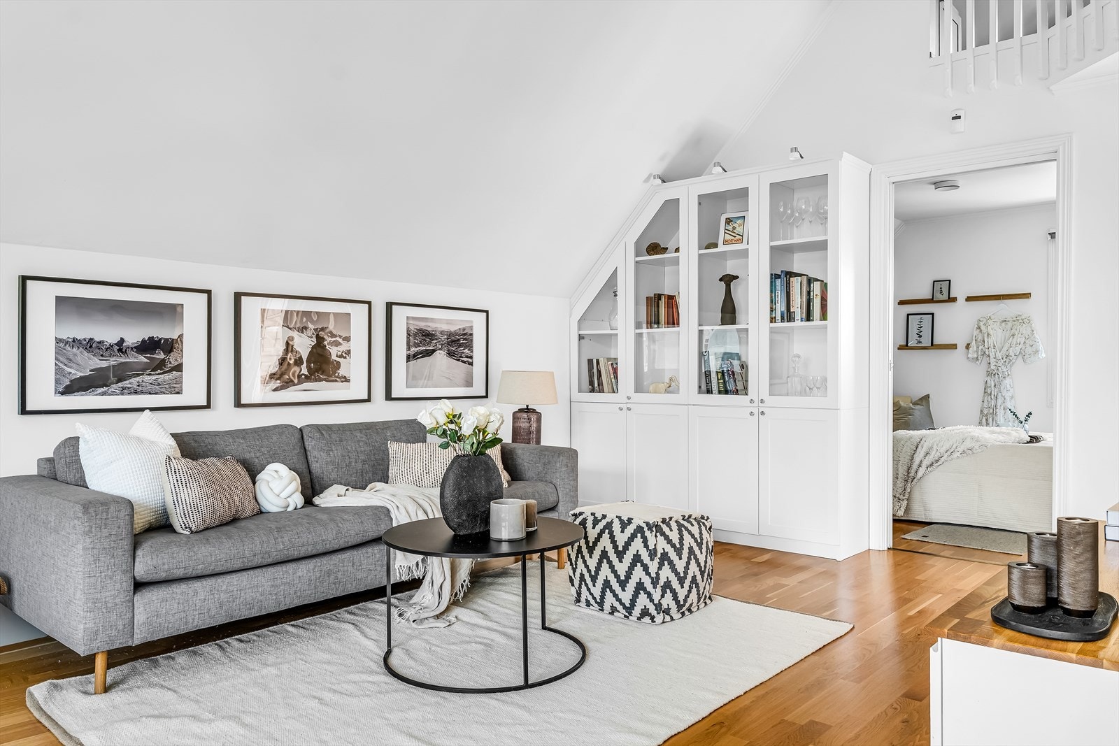 Fra stuen er det en naturlig og praktisk adkomst til hovedsoverommet. Galleribilde