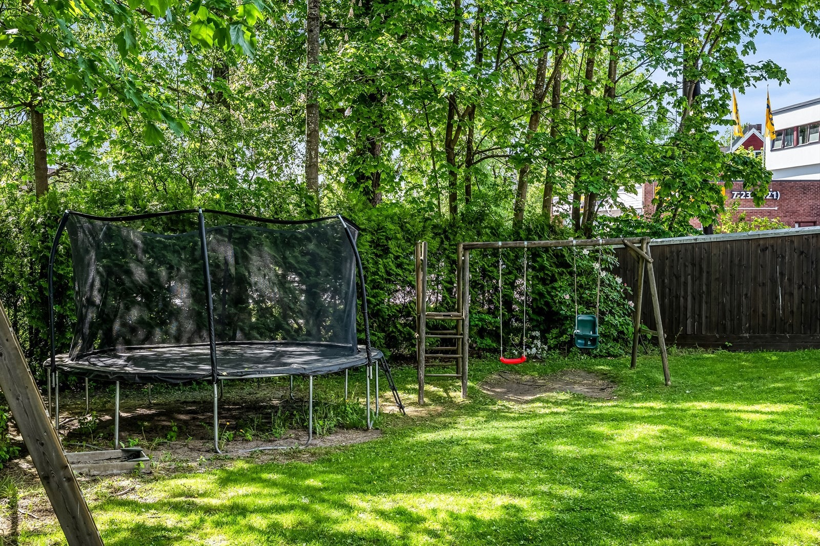 Tomten er opparbeidet med asfalterte internveier, parkeringsplasser, lekeplass, sykkelparkering, gressplener, prydbusker og trær. Galleribilde