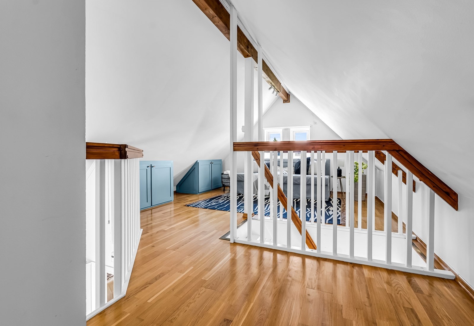 Loft i øverste etasje gir praktisk og lett tilgjengelig lagringsplass, godt egnet for sesongutstyr og øvrige eiendeler som ikke brukes daglig. Galleribilde