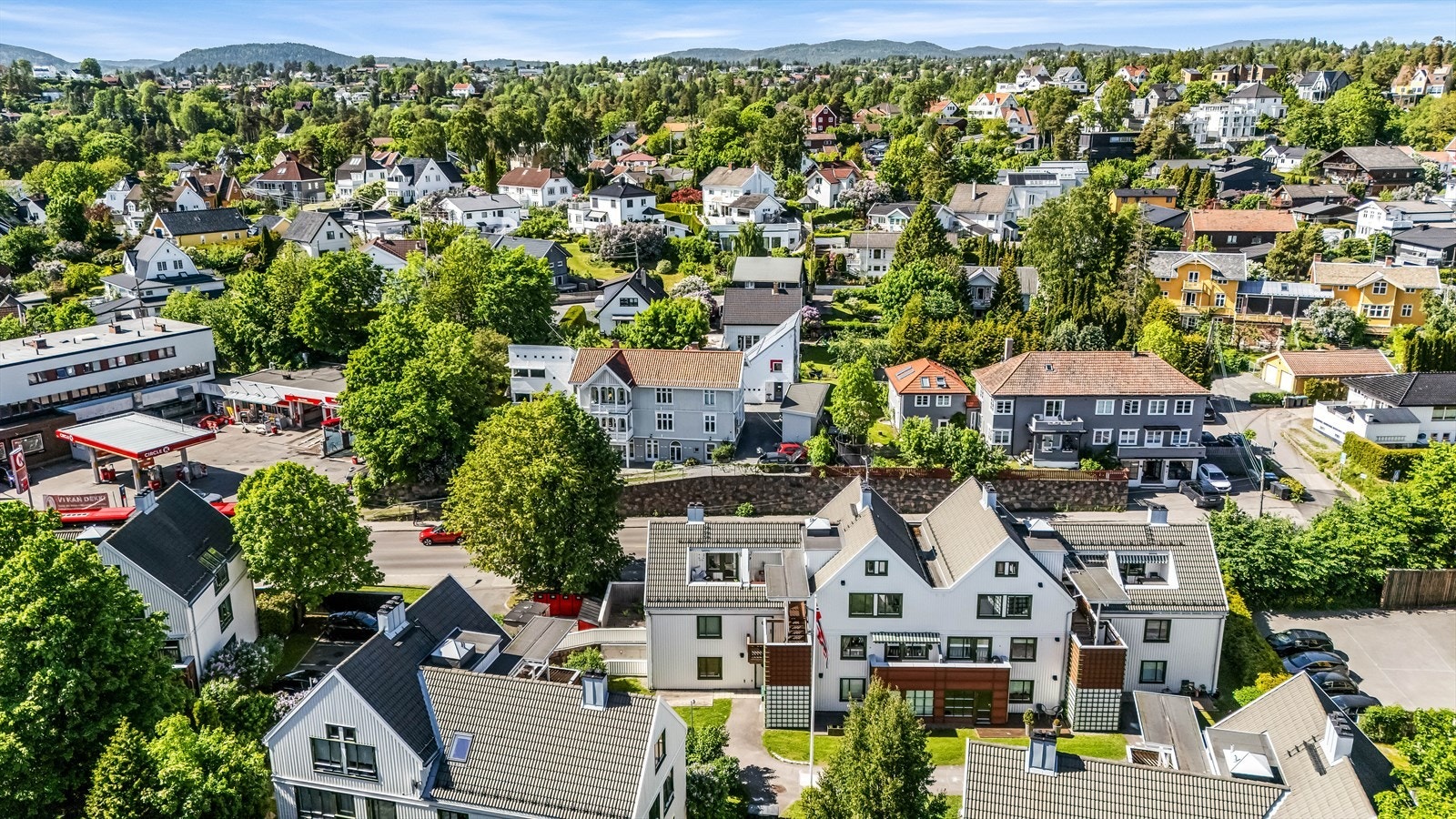Fra leiligheten er det kort gangavstand til nærbutikk og offentlig kommunikasjon med trikk og buss, samtidig som nærområde byr på et rikt utvalg av rekreasjonsmuligheter. Galleribilde