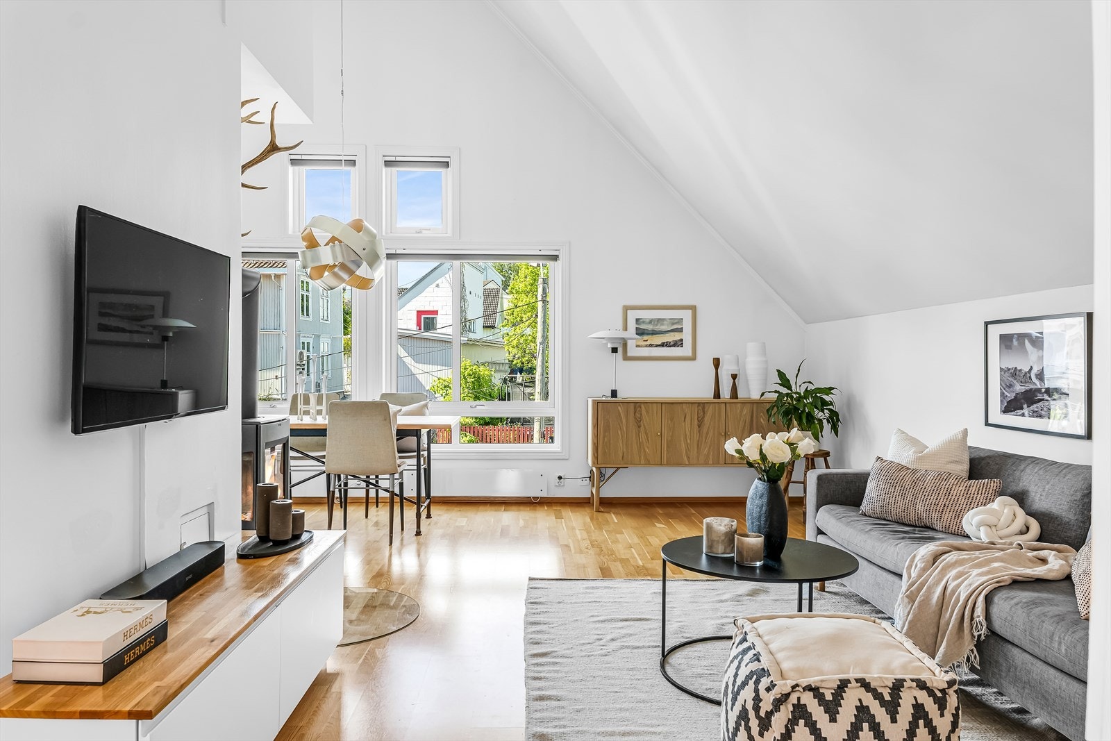 Stuen har en romslig og fleksibel planløsning med plass til både spisegruppe og sofaseksjon.
Fotograf: Håvard Daee Rognli. Galleribilde