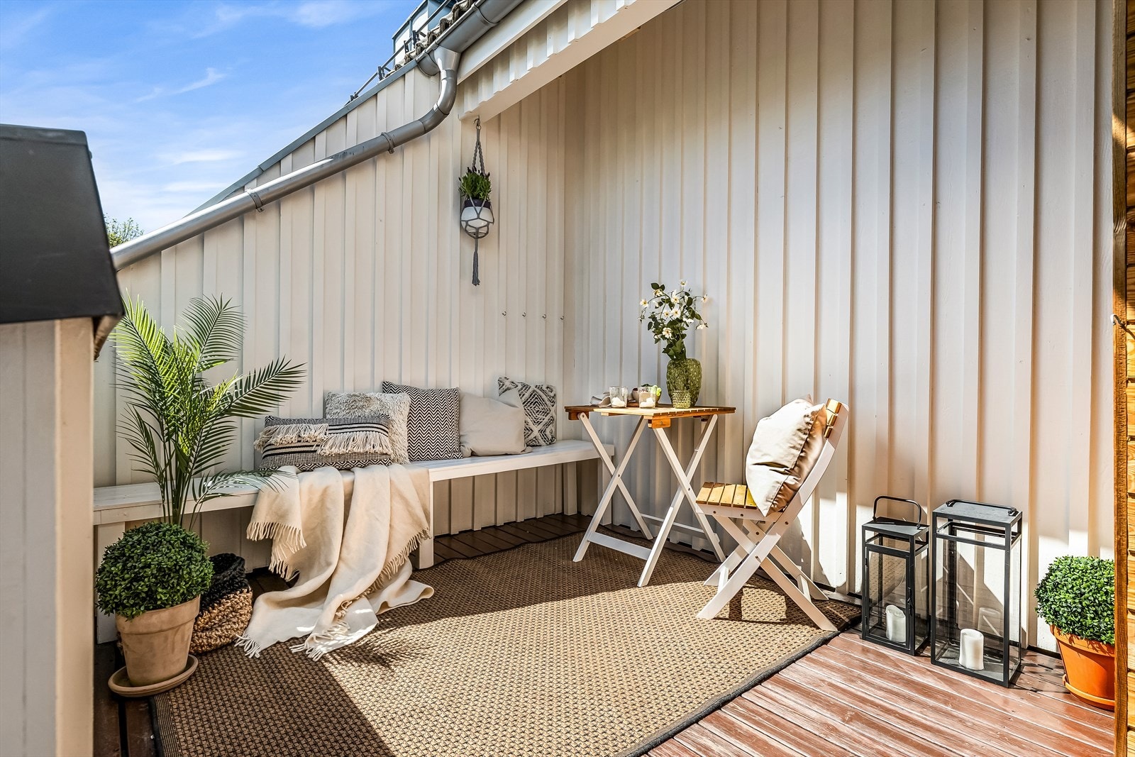 Fra stuen er det utgang til en solrik terrasse på 11 kvm med god plass til utemøbler og spisebord. Galleribilde
